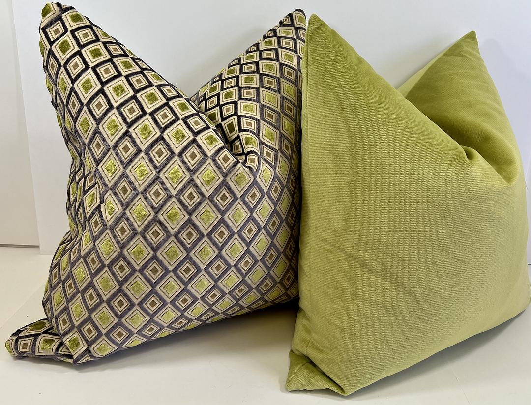 Luxury Pillow – 24" × 24" – Lime Diamond