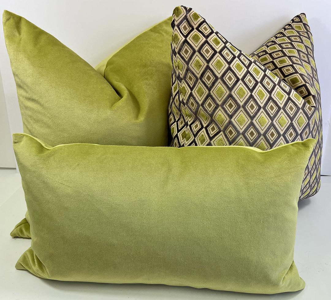 Luxury Pillow – 24" × 24" – Lime Diamond