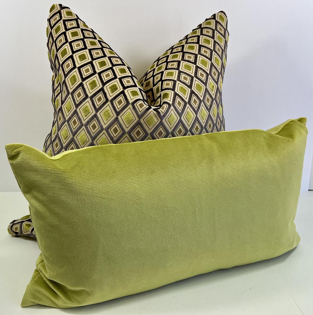 Luxury Pillow – 24" × 24" – Lime Diamond
