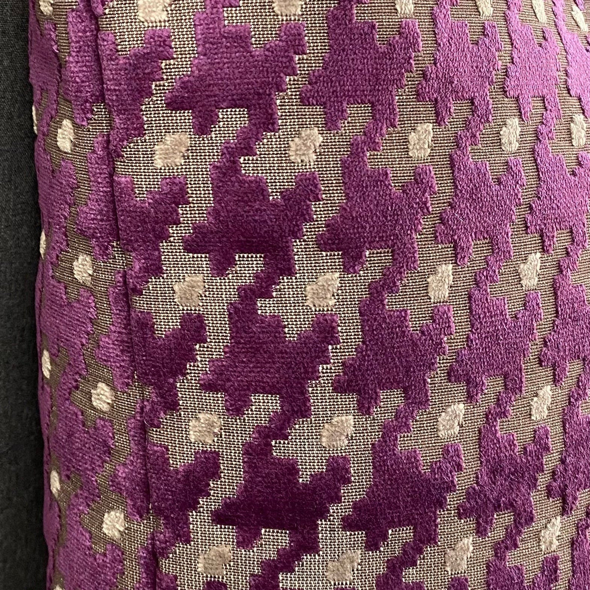 Houndstooth Royal – 24" × 24" Luxury Square Pillow