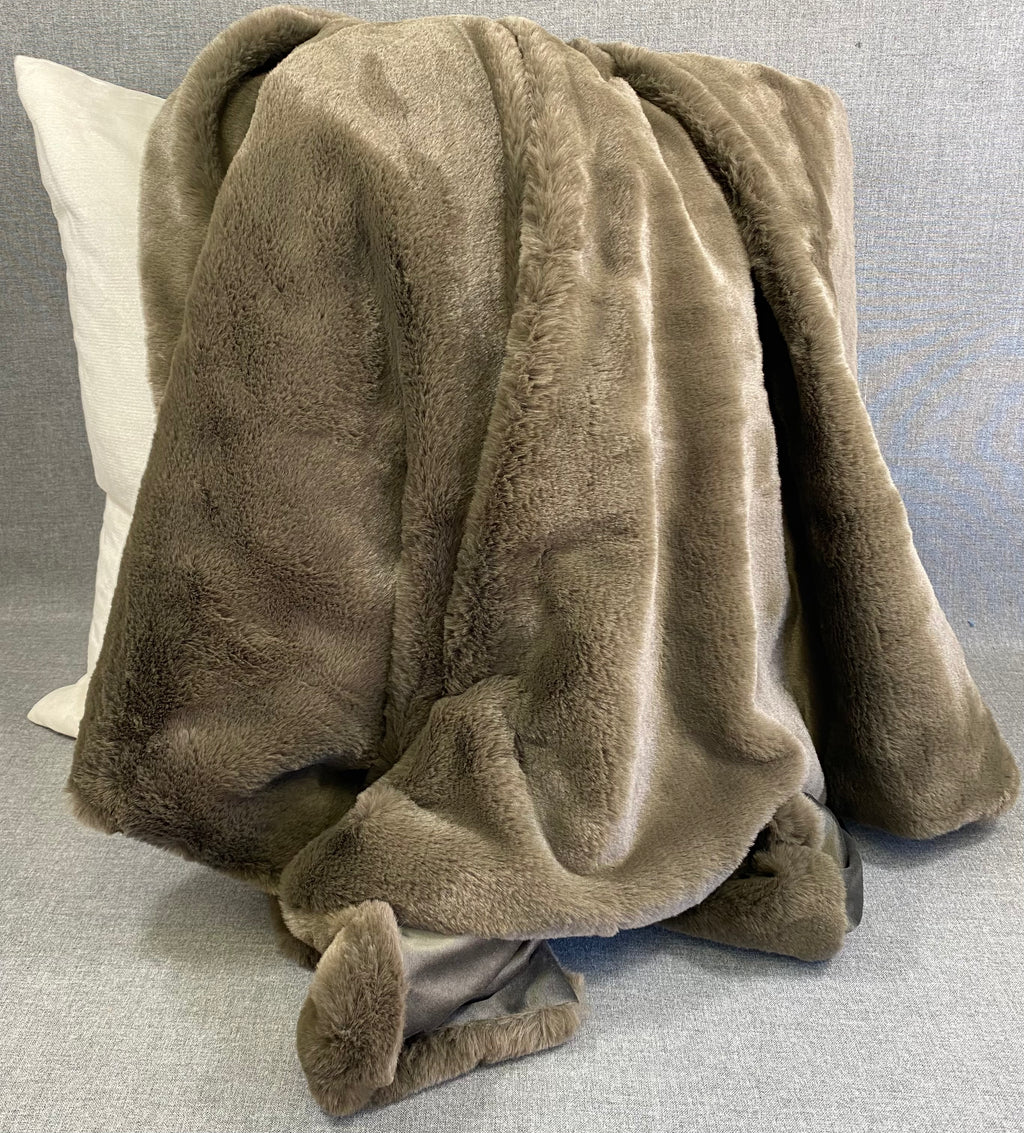 Luxury Throw – 52" × 62" – Furocious Grey Brown Throw