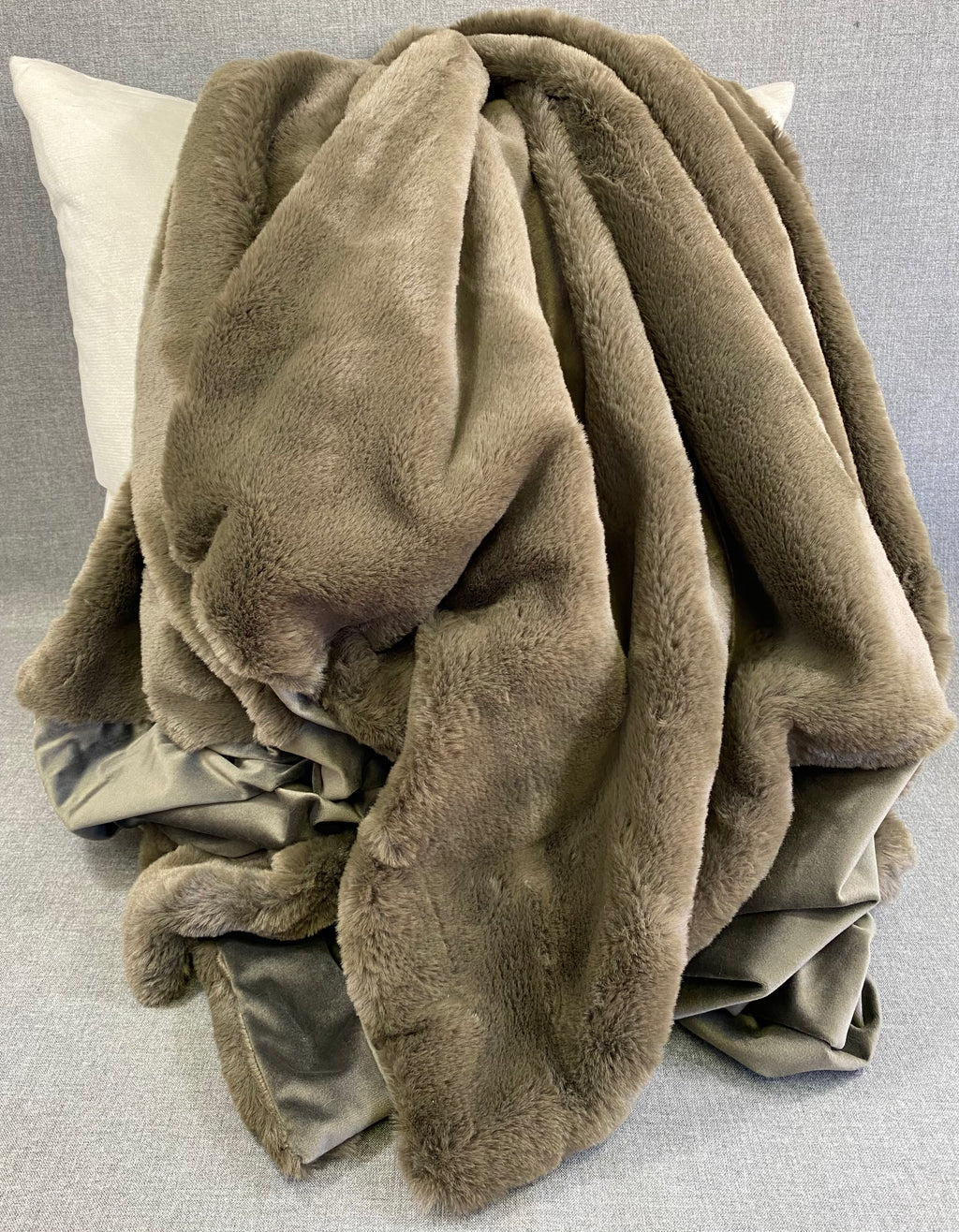 Luxury Throw – 52" × 62" – Furocious Grey Brown Throw