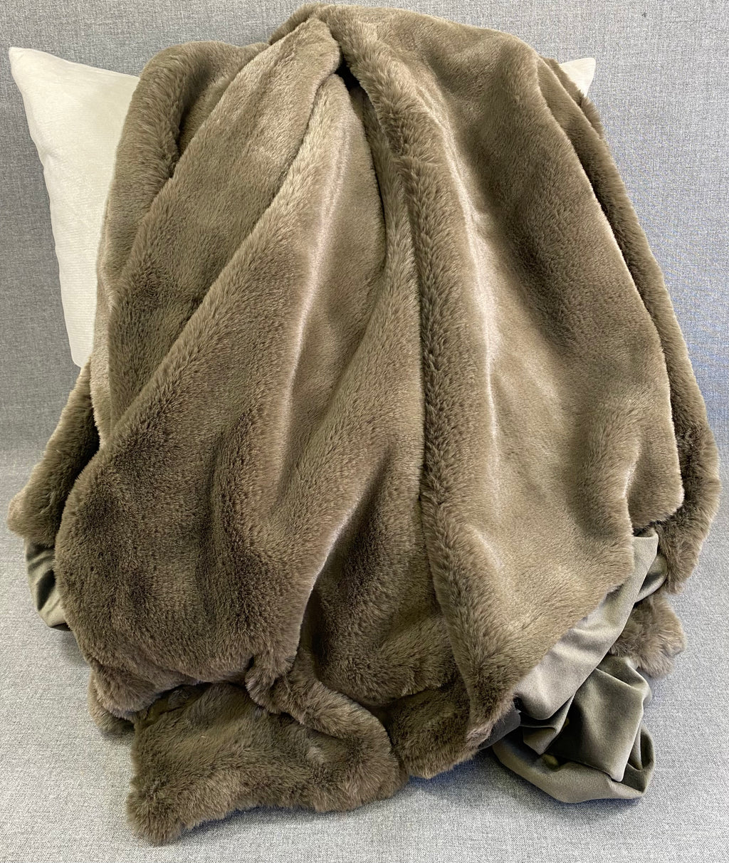 Luxury Throw – 52" × 62" – Furocious Grey Brown Throw