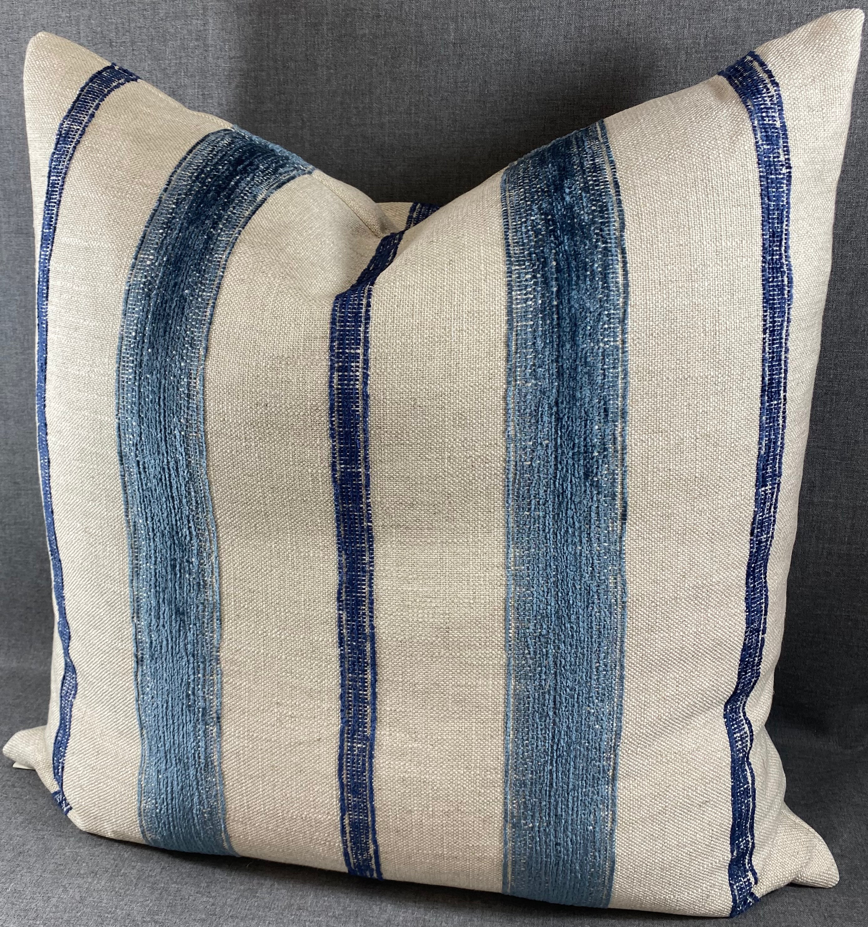 Luxury Pillow - 24" x 24"- Lindor Mineral