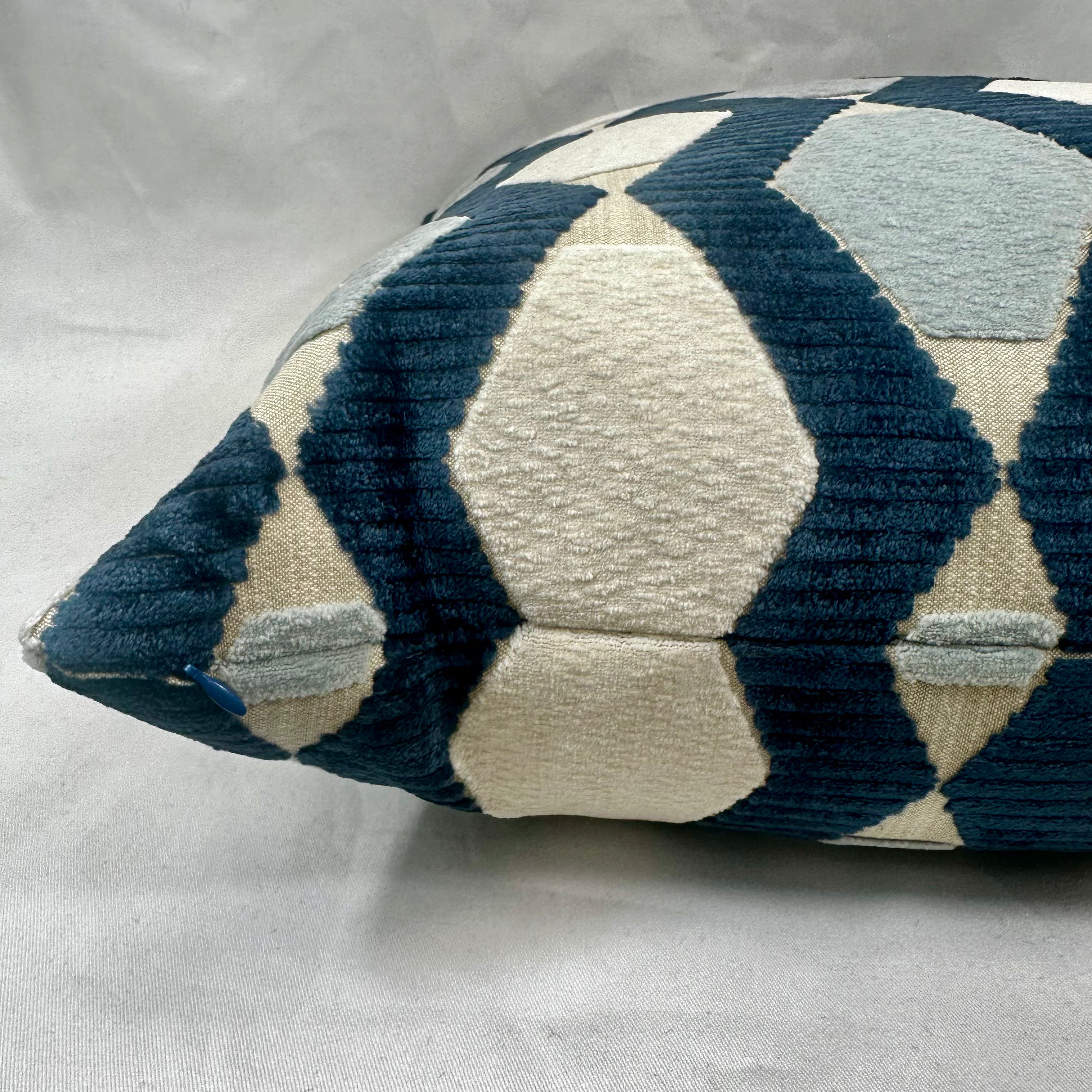 Luxury Pillow – 24" × 24" – Oblique Azul