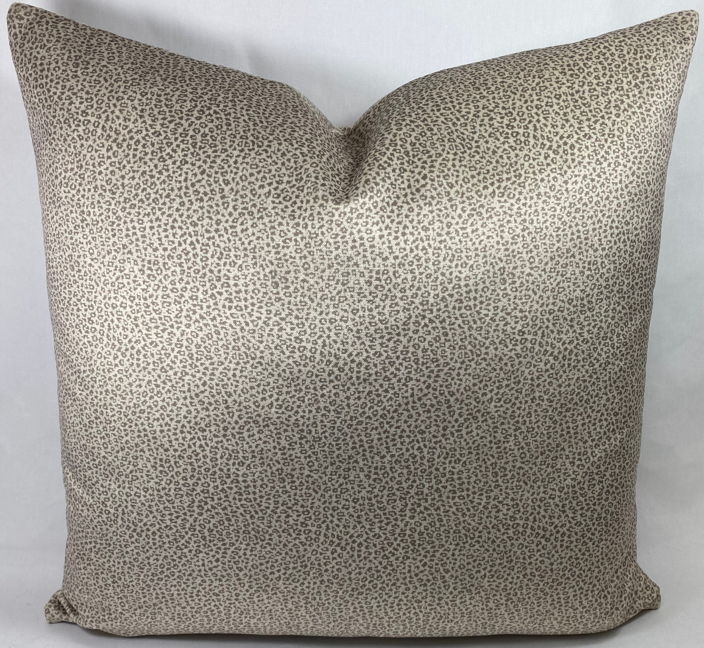 Luxury Pillow – 24" × 24" – Sophia
