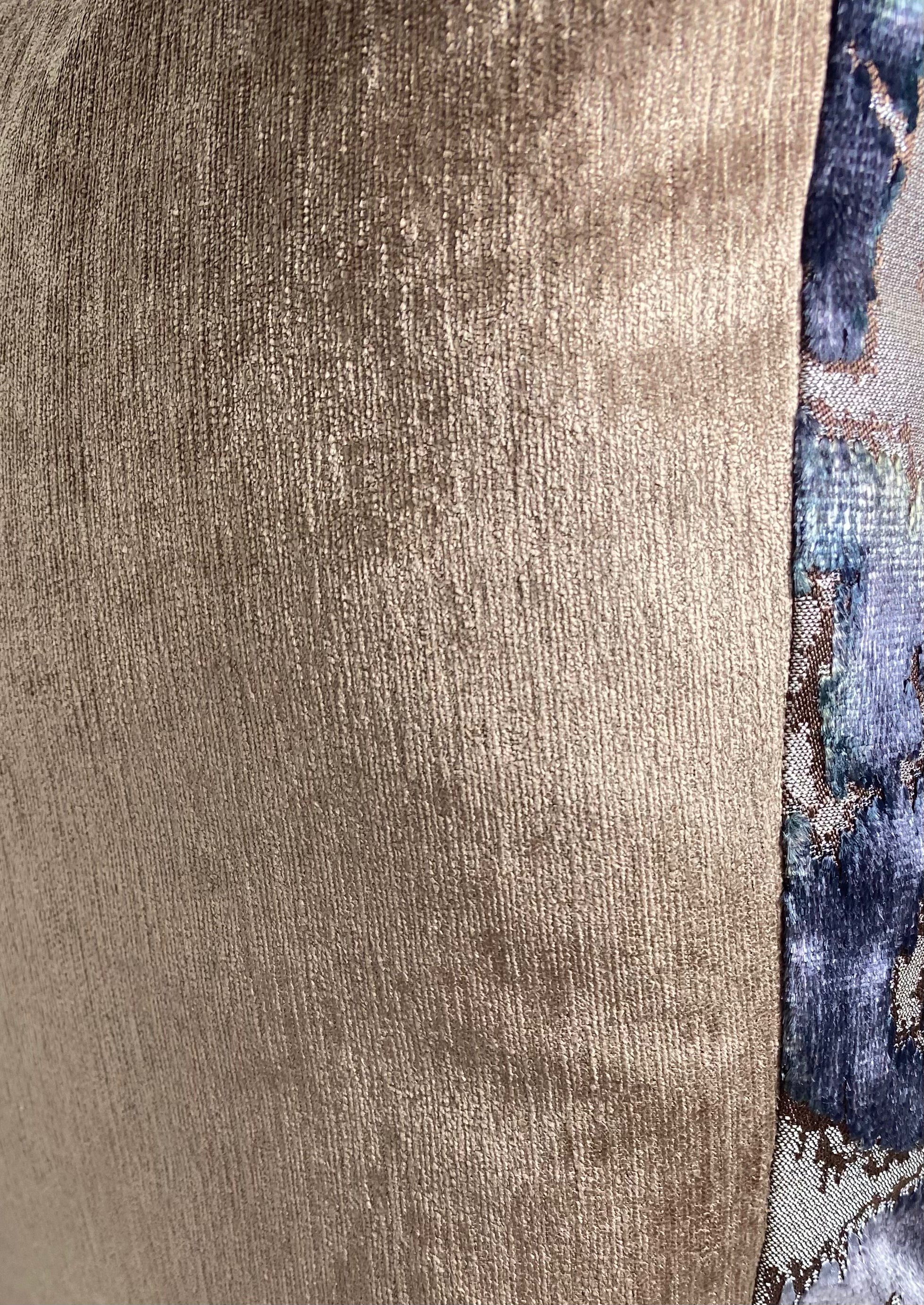 Luxury Pillow – 24" × 24" – Vicenza