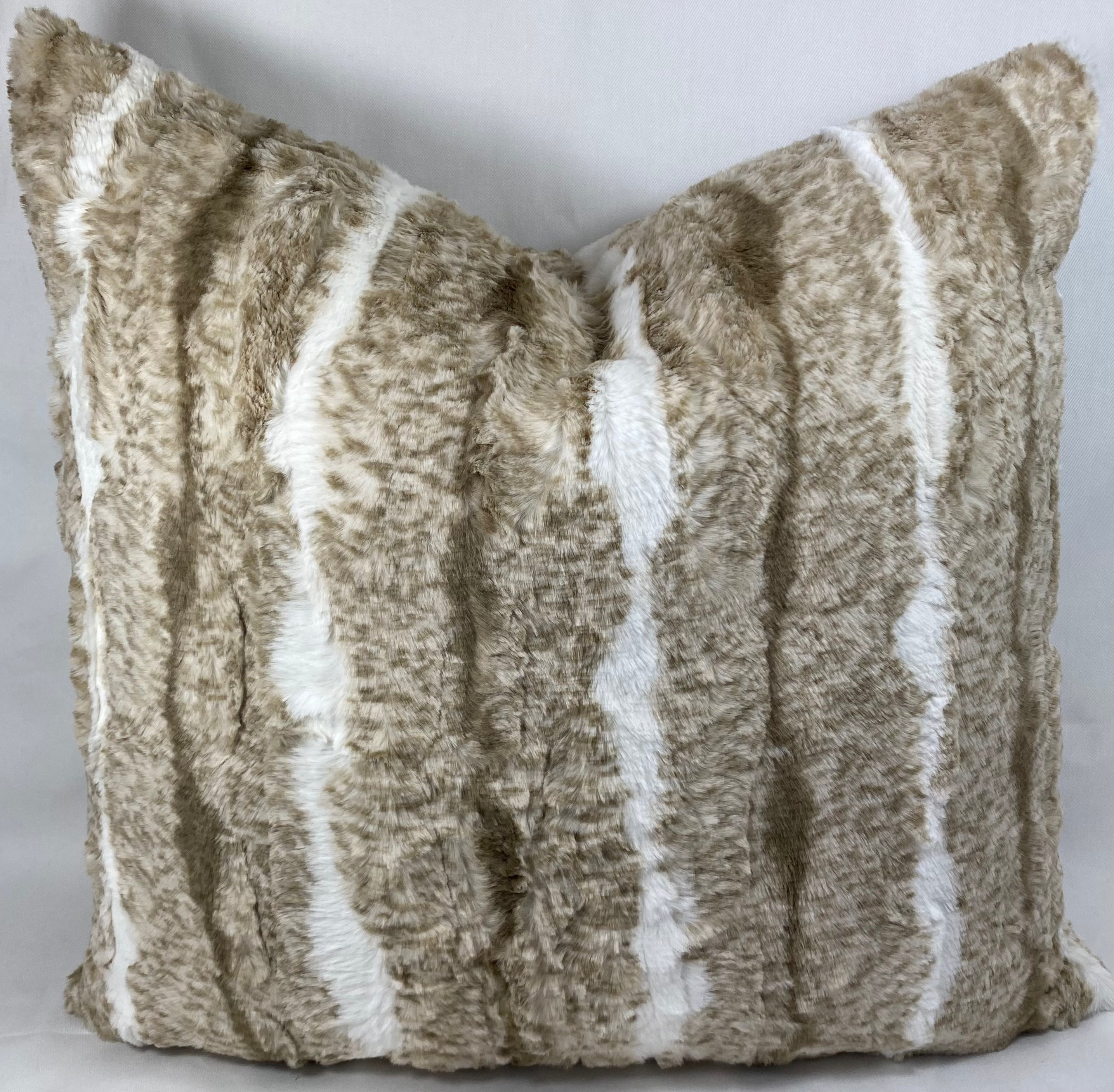 Luxury Pillow – 24" × 24" – Foxster