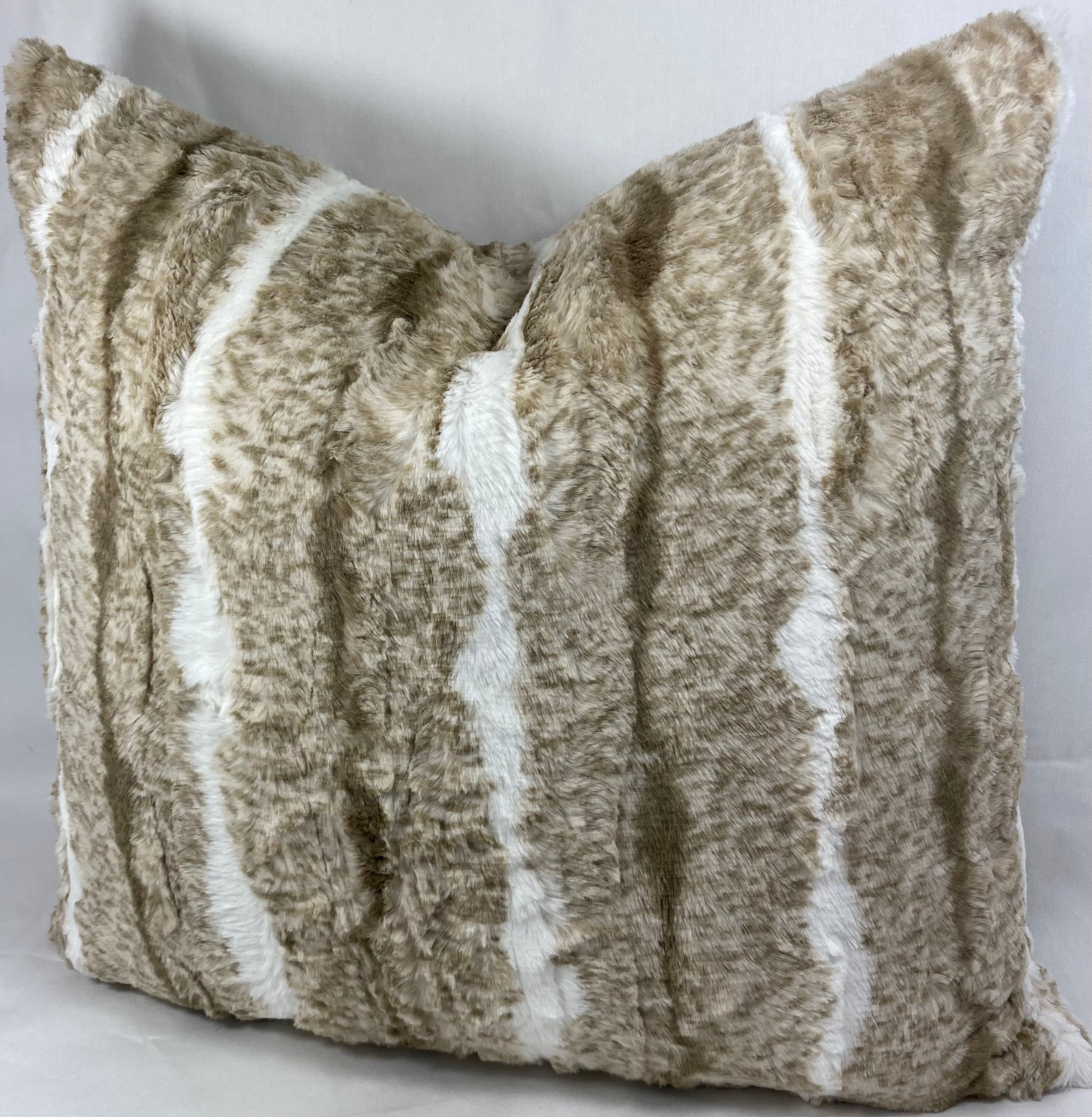 Luxury Pillow – 24" × 24" – Foxster