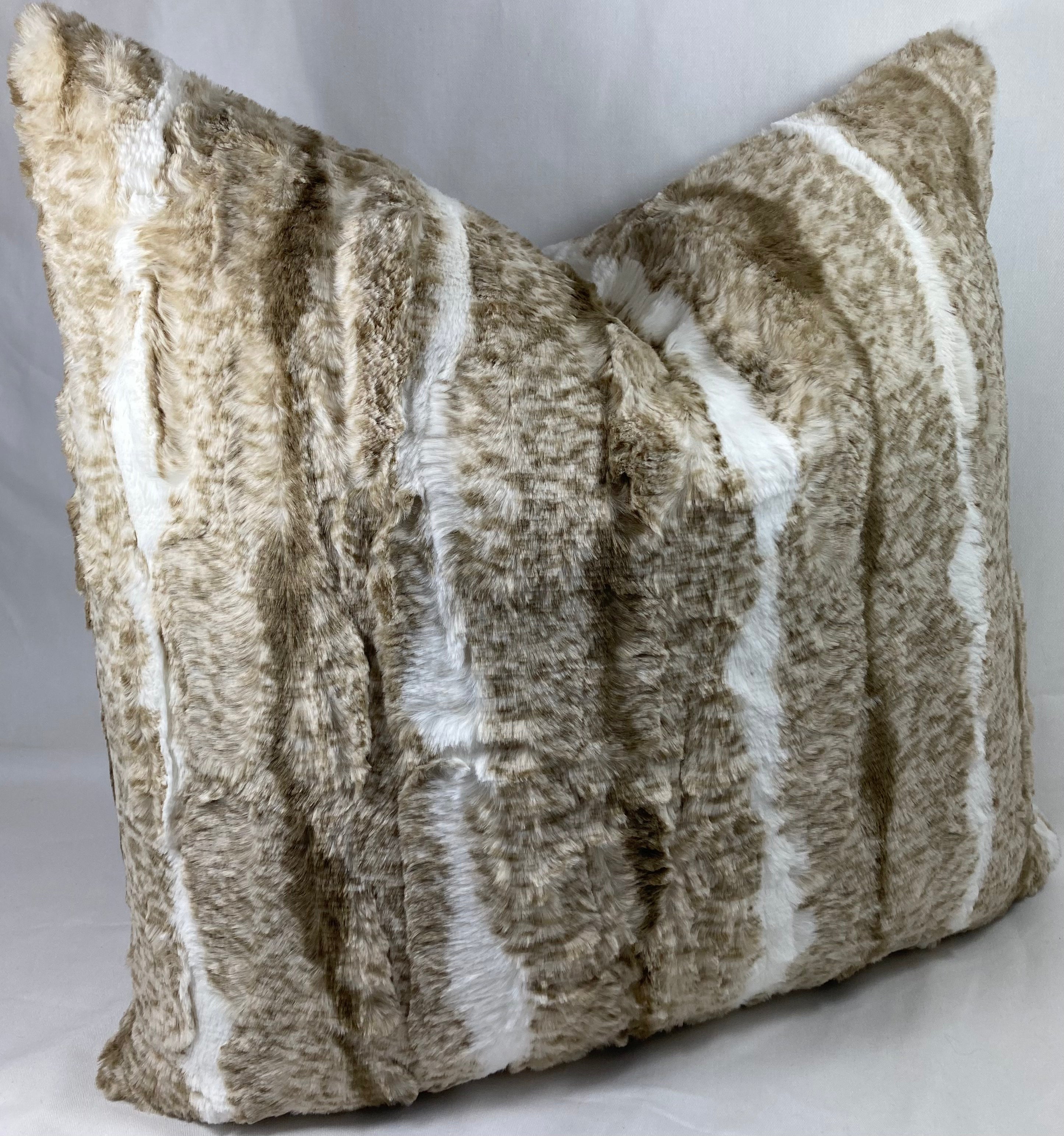 Luxury Pillow – 24" × 24" – Foxster