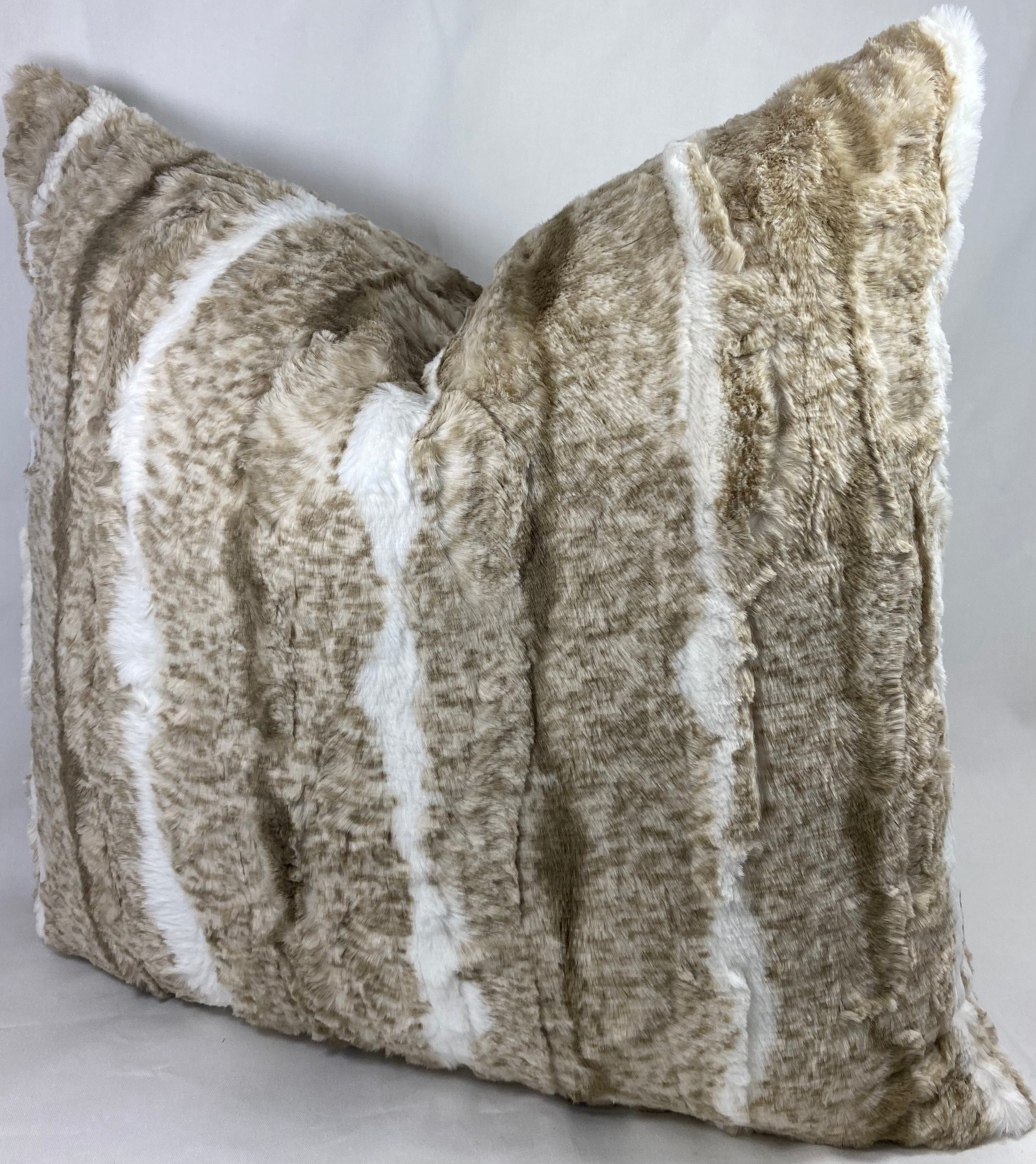 Luxury Pillow – 24" × 24" – Foxster