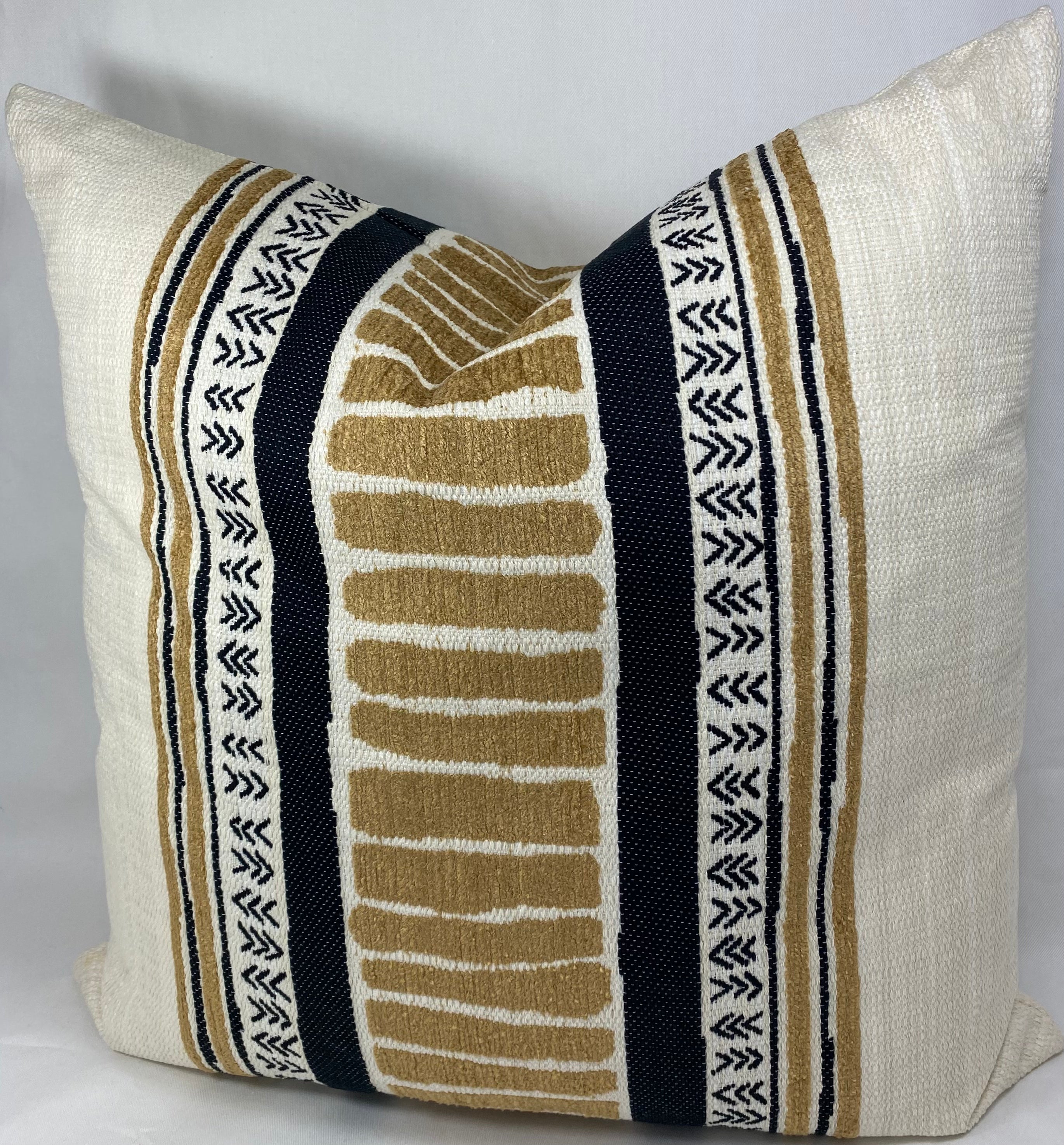 Luxury Pillow – 24" × 24" – Cholula Black