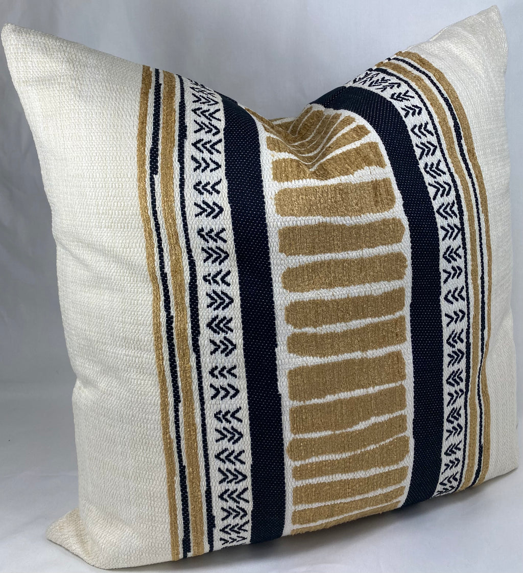 Luxury Pillow – 24" × 24" – Cholula Black