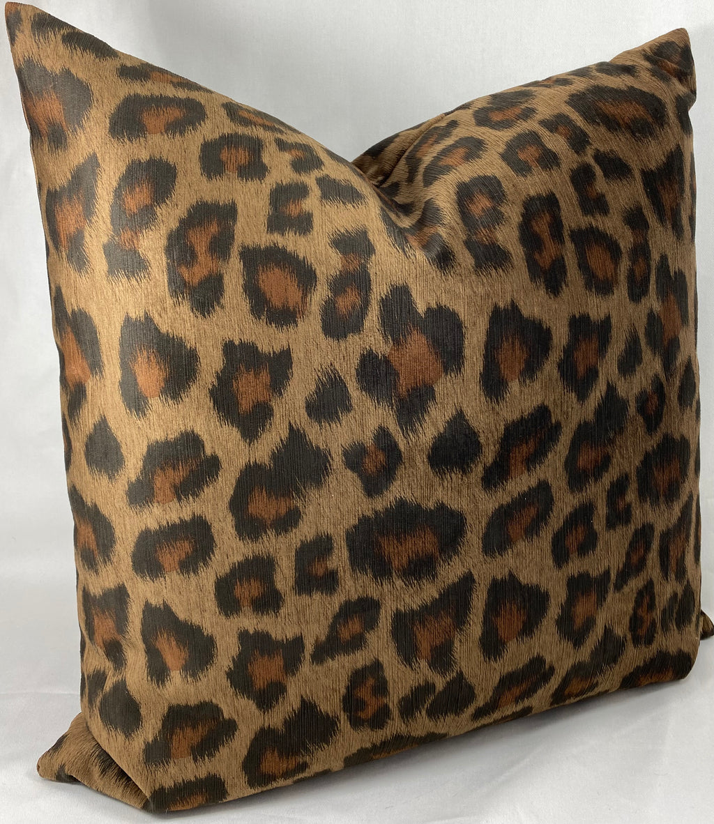 Luxury Pillow – 24" × 24" – Panthera Toffee