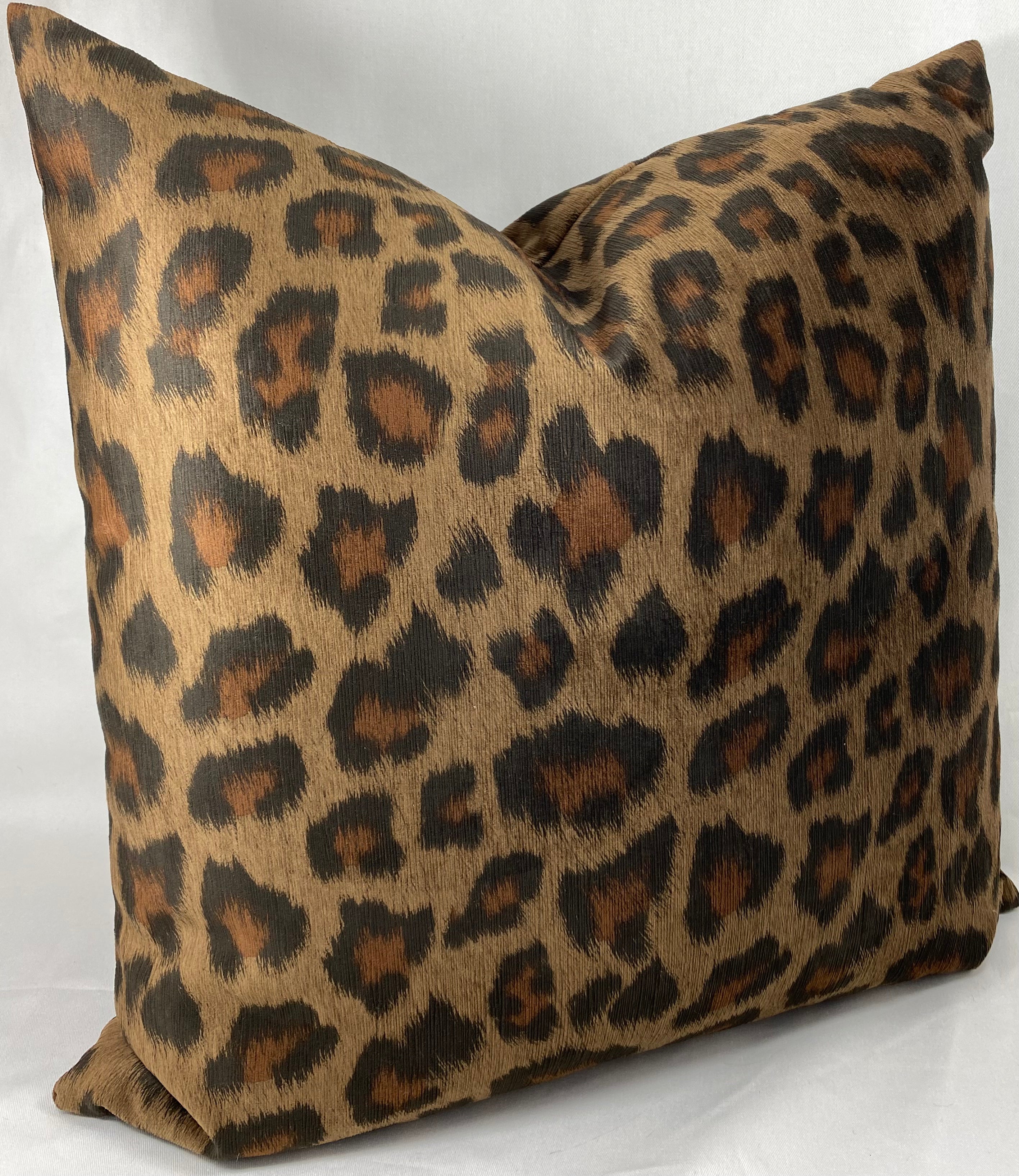 Luxury Pillow – 24" × 24" – Panthera Toffee
