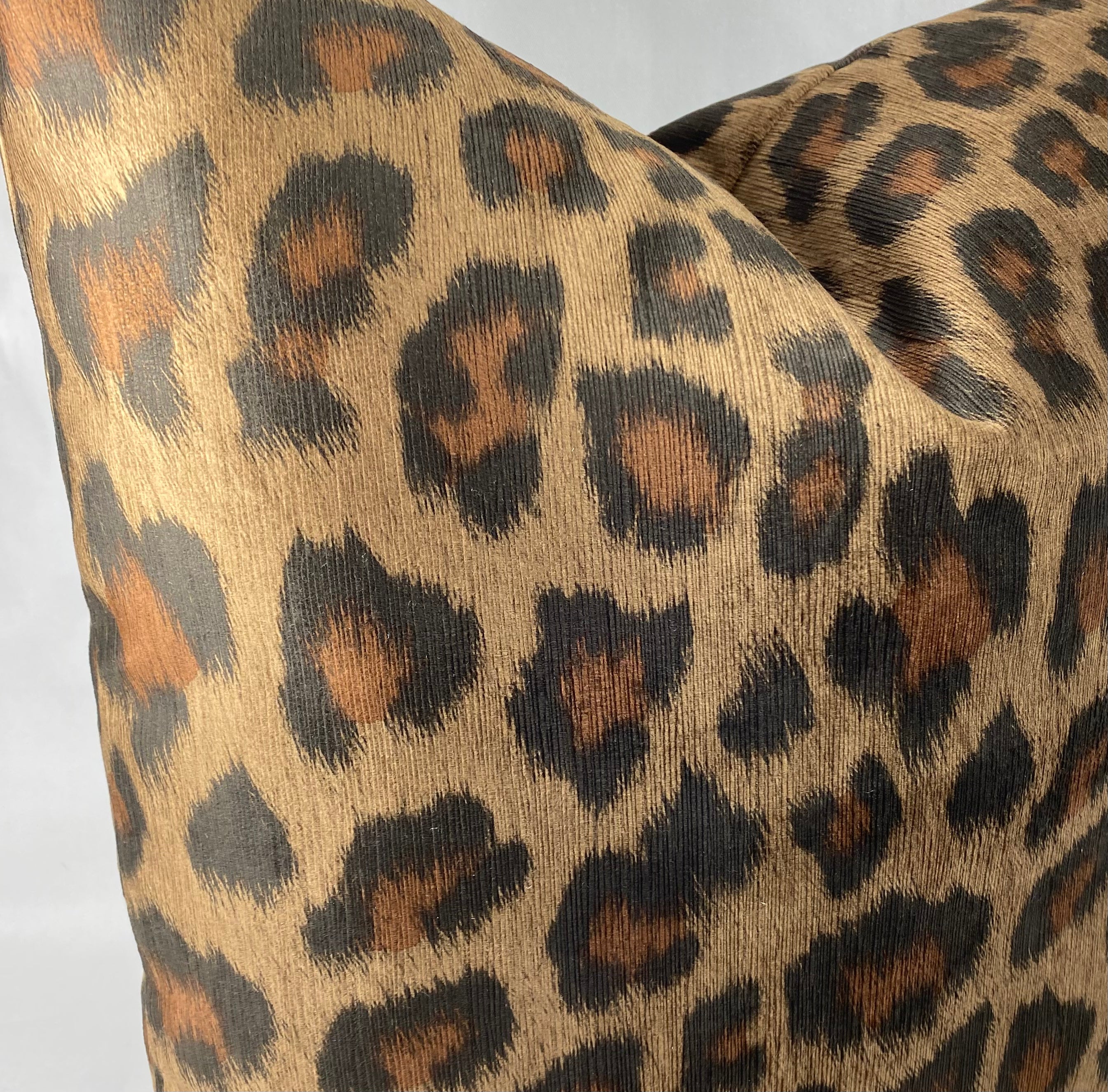 Luxury Pillow – 24" × 24" – Panthera Toffee