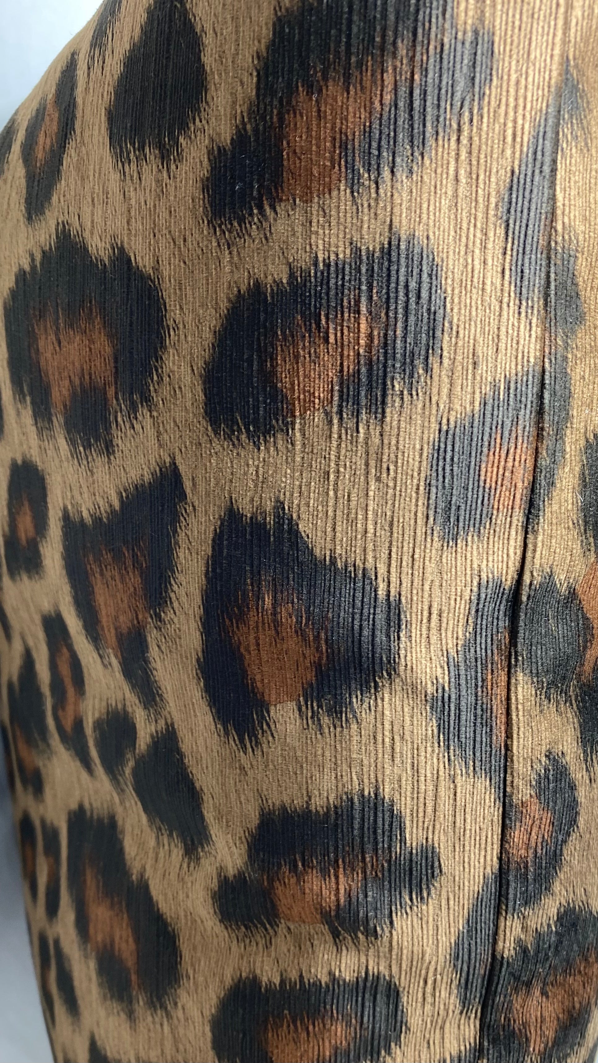 Luxury Pillow – 24" × 24" – Panthera Toffee