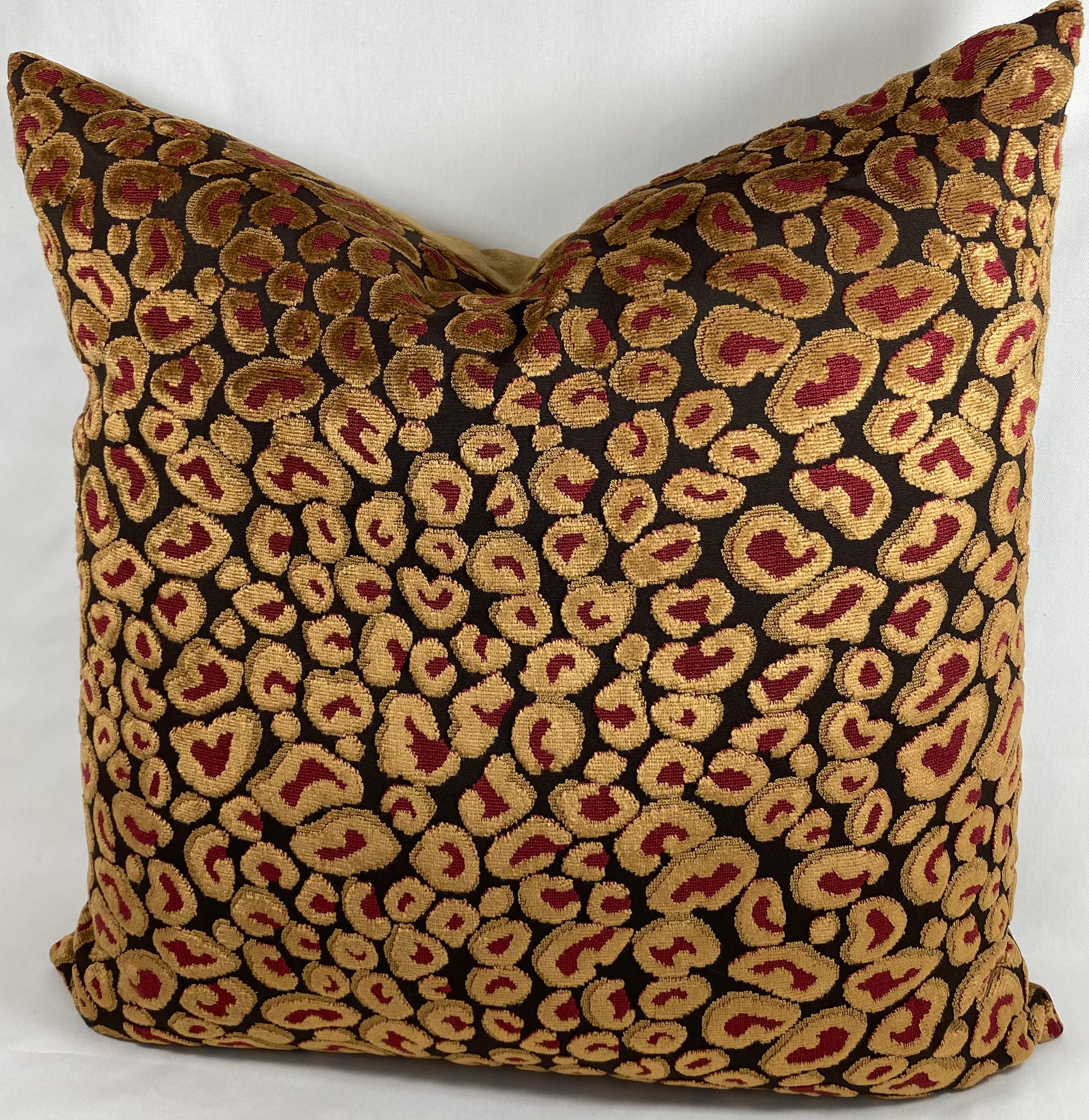 Luxury Pillow – 24" × 24" – Cheetah Ruby