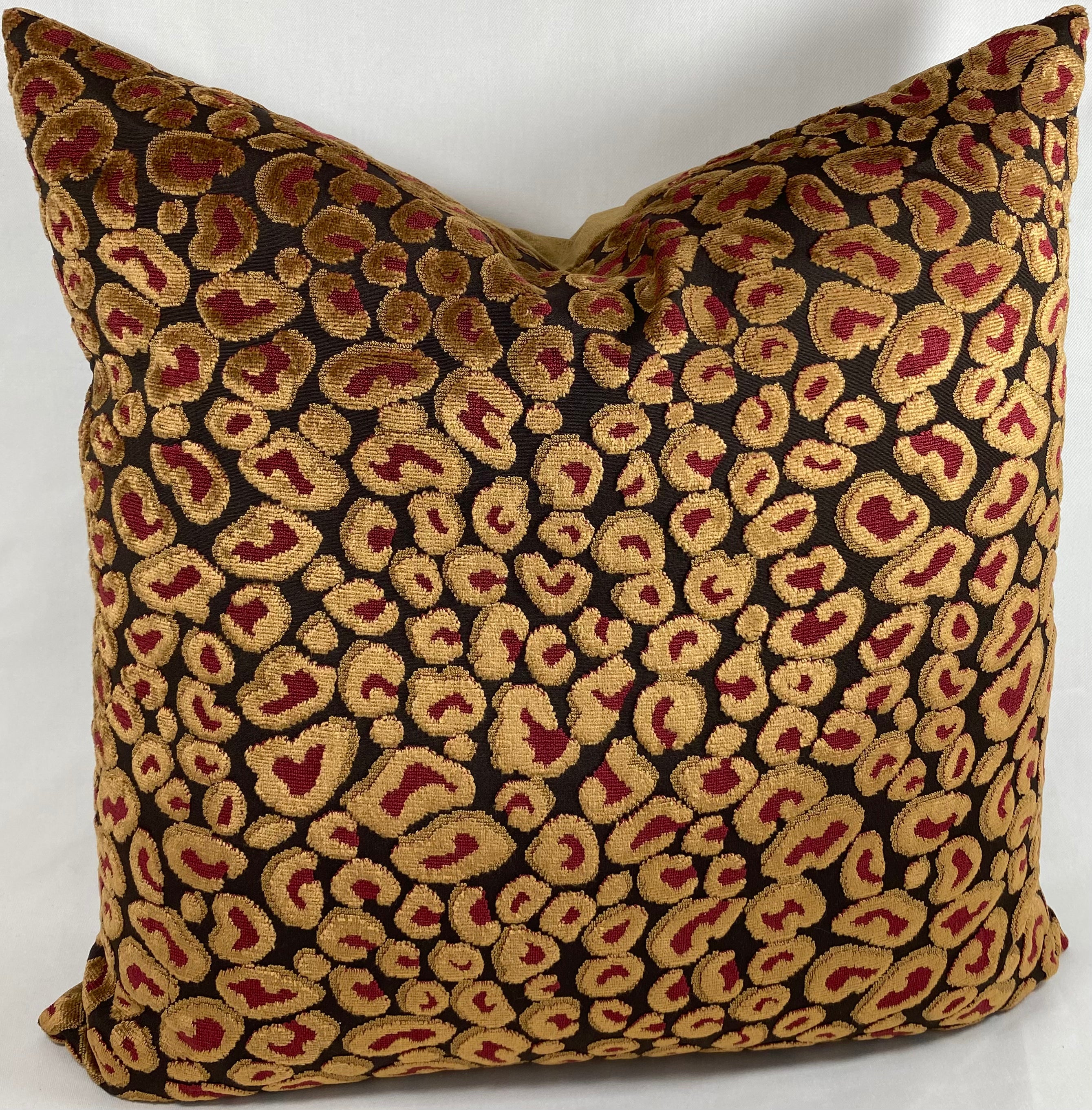 Luxury Pillow – 24" × 24" – Cheetah Ruby