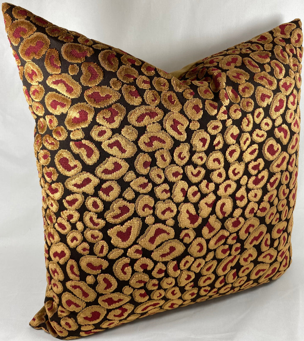 Luxury Pillow – 24" × 24" – Cheetah Ruby