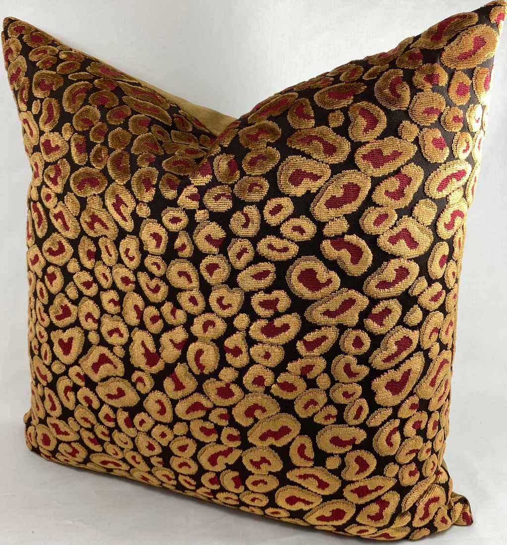 Luxury Pillow – 24" × 24" – Cheetah Ruby