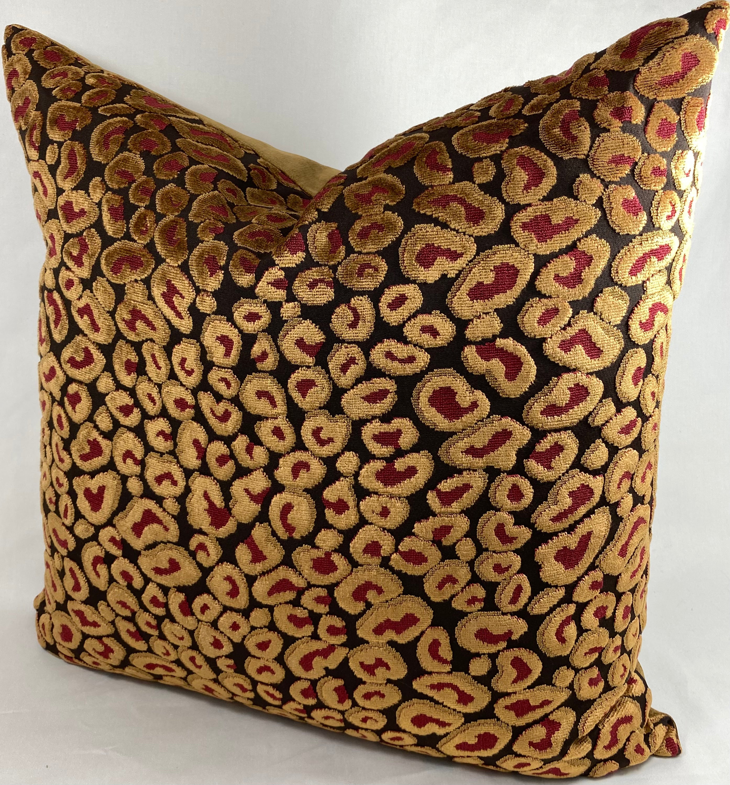 Luxury Pillow – 24" × 24" – Cheetah Ruby