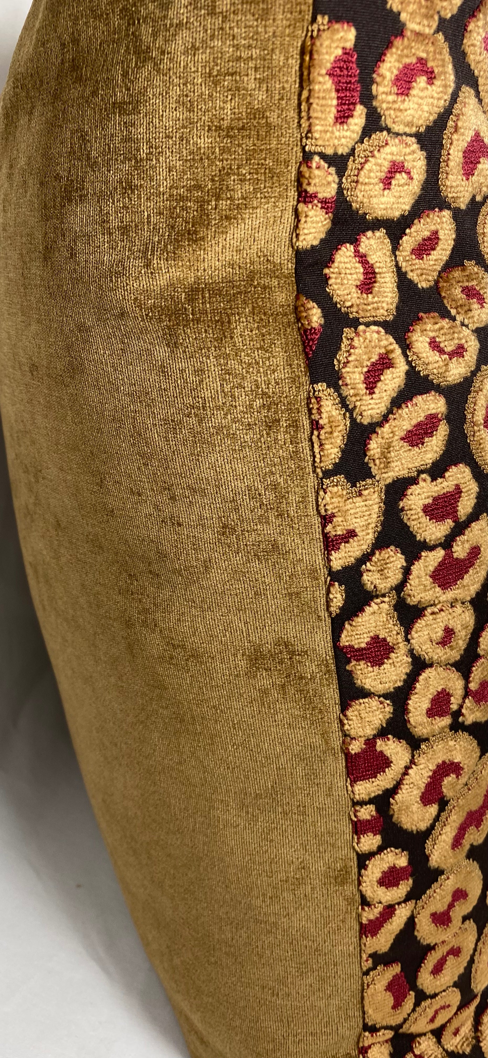 Luxury Pillow – 24" × 24" – Cheetah Ruby