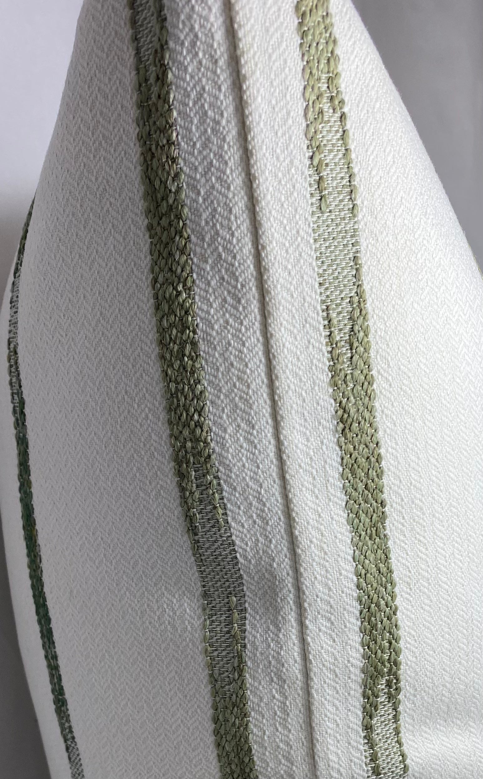 Luxury Pillow – 24" × 24" – Wallasch Moss