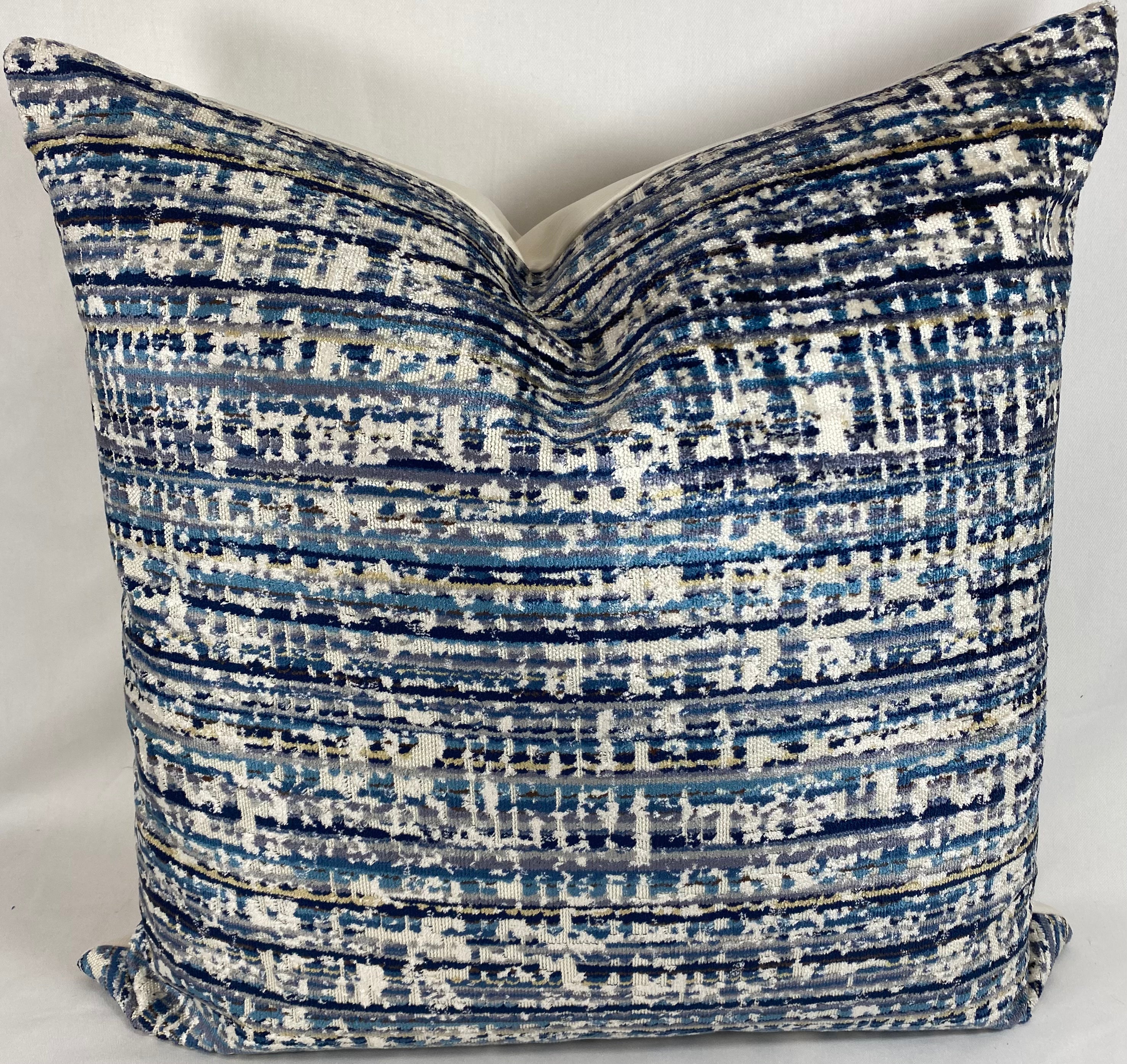 Luxury Pillow – 24" × 24" – Dynamix Ocean