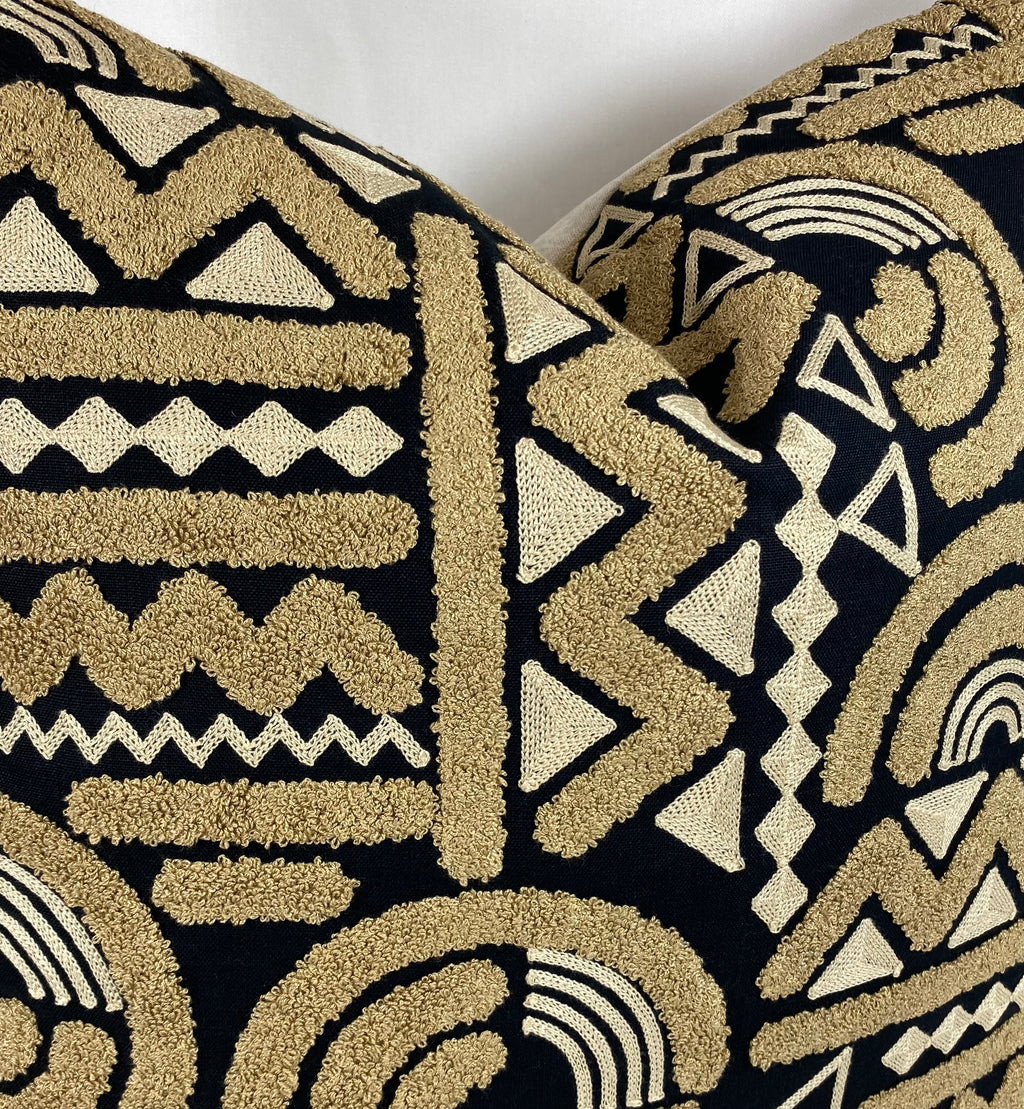 Luxury Pillow – 24" × 24" – Houdini