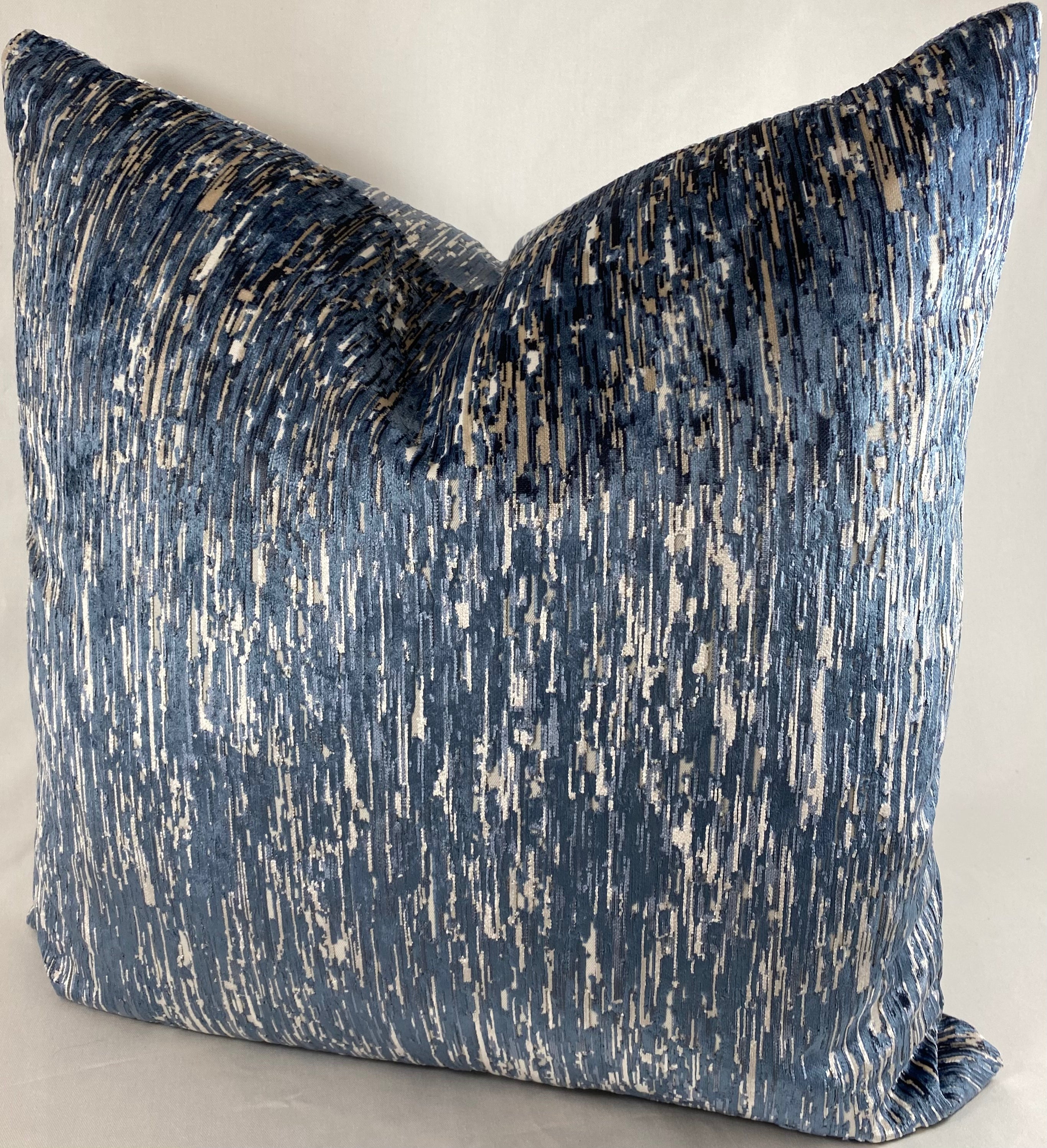 Luxury Pillow – 24" × 24" – Yanbu Pacific