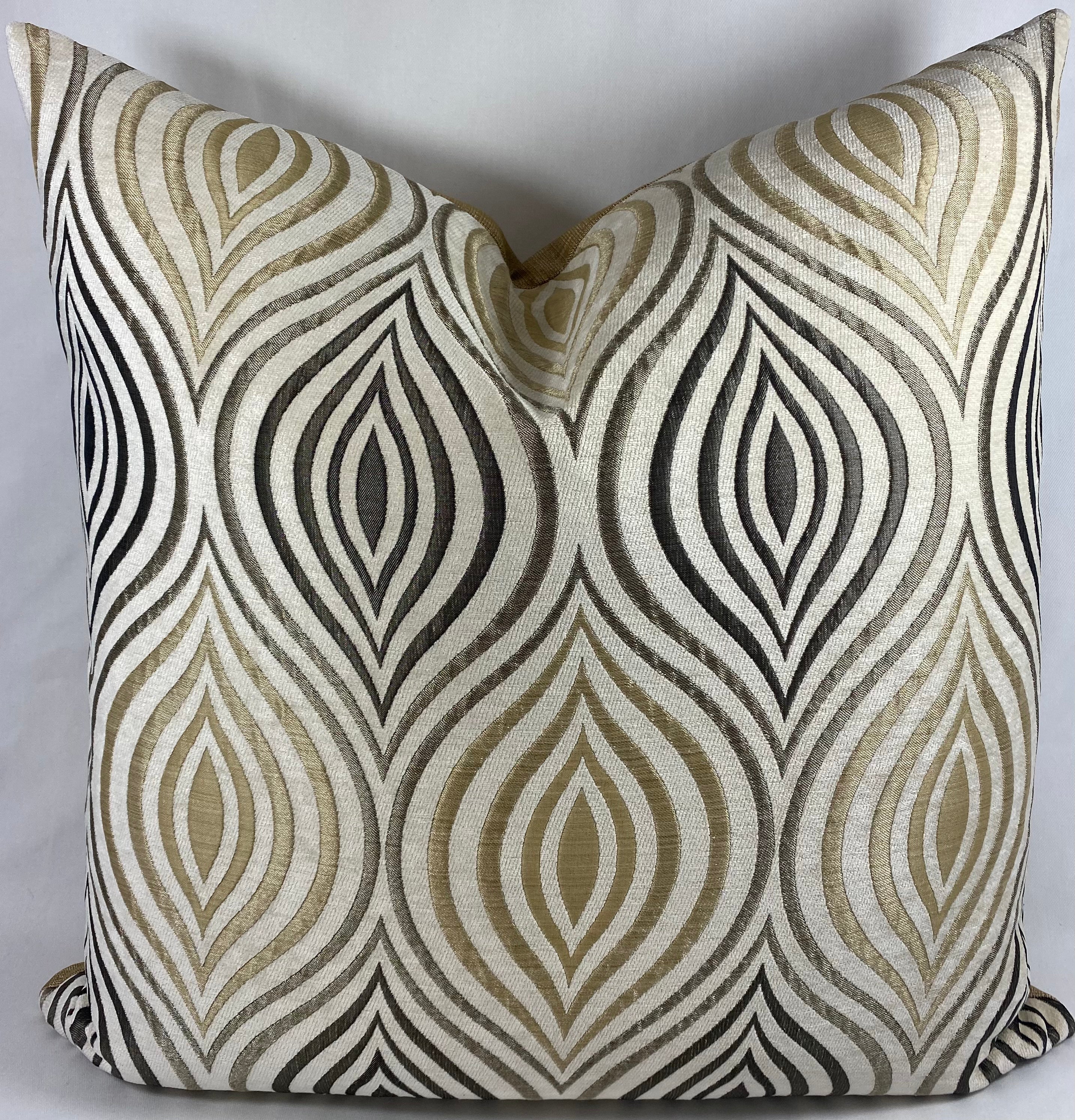 Luxury Pillow – 24" × 24" – Koza Cream