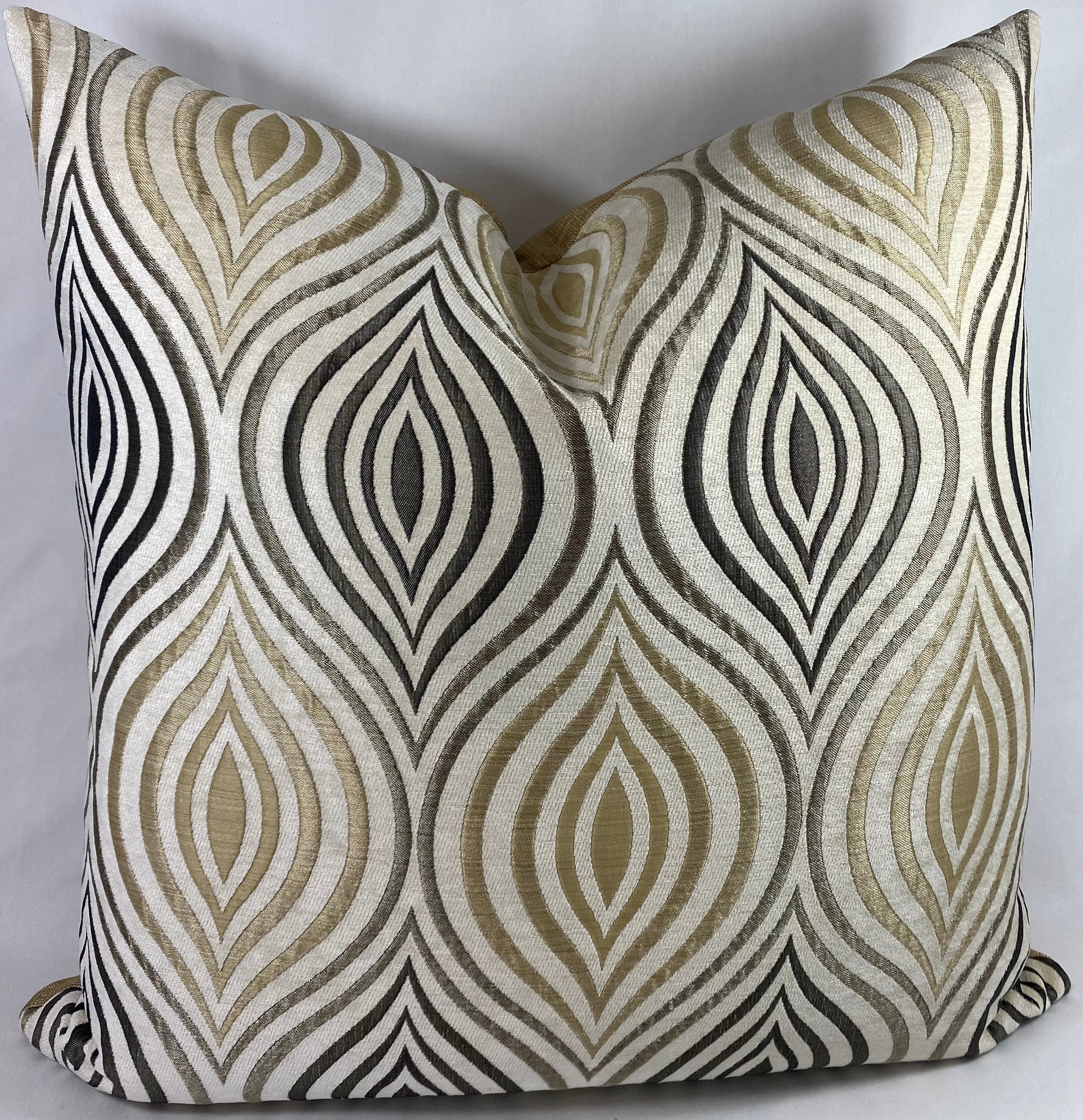 Luxury Pillow – 24" × 24" – Koza Cream