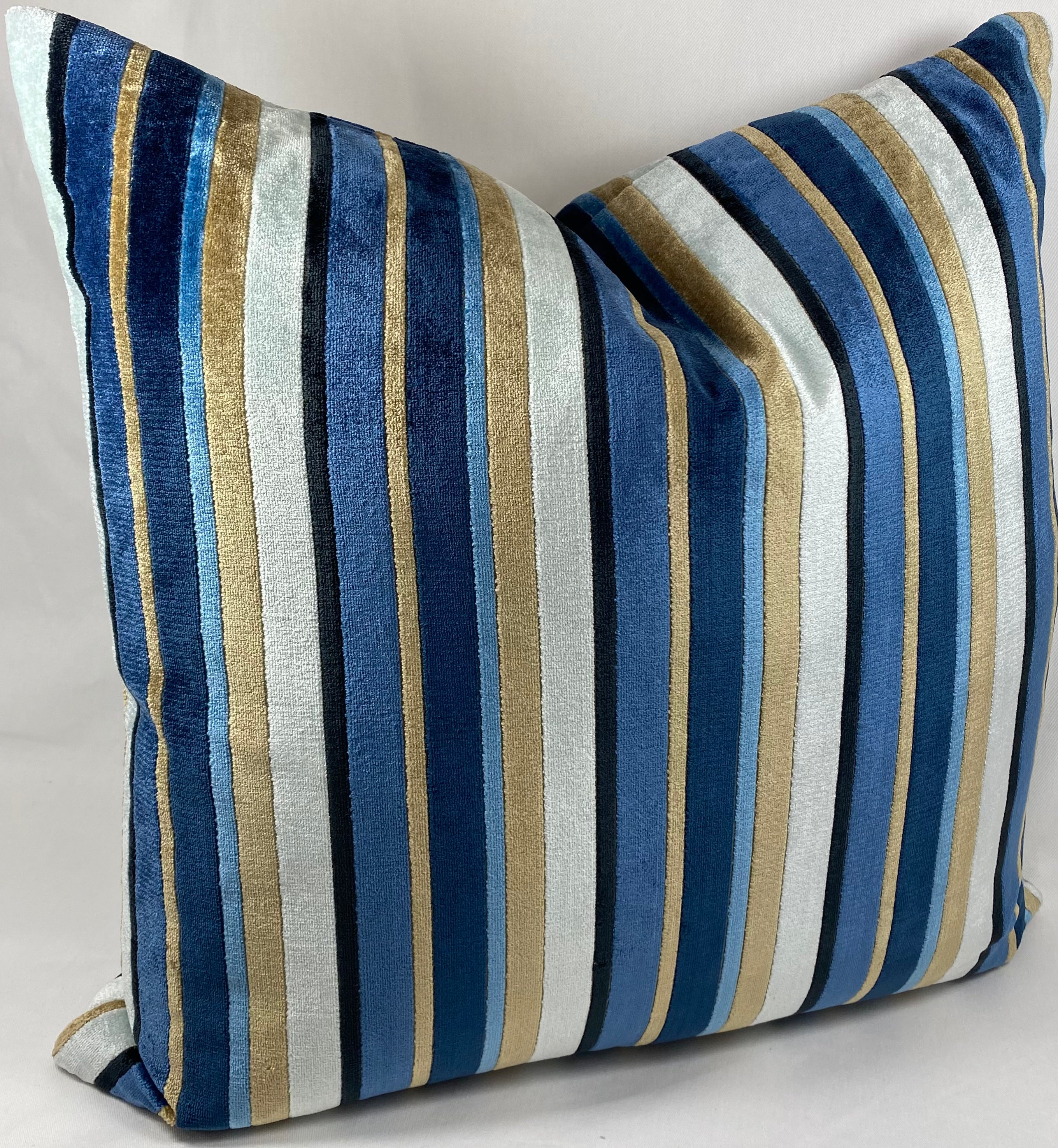Luxury Pillow – 24" × 24" – Conan Harbor