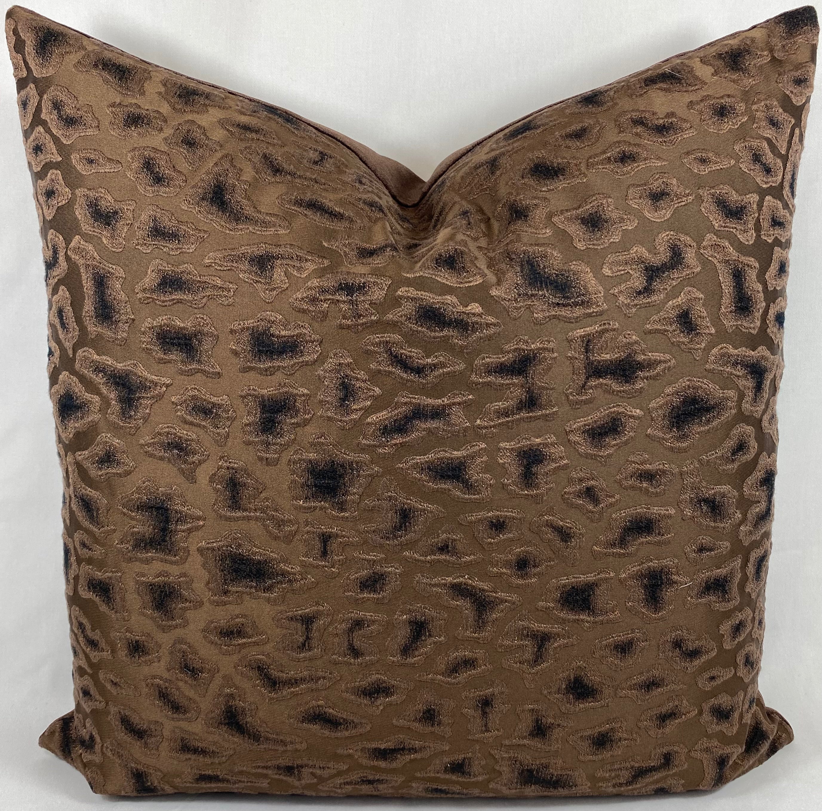 Luxury Pillow – 24" × 24" – Cabenet Chocolate