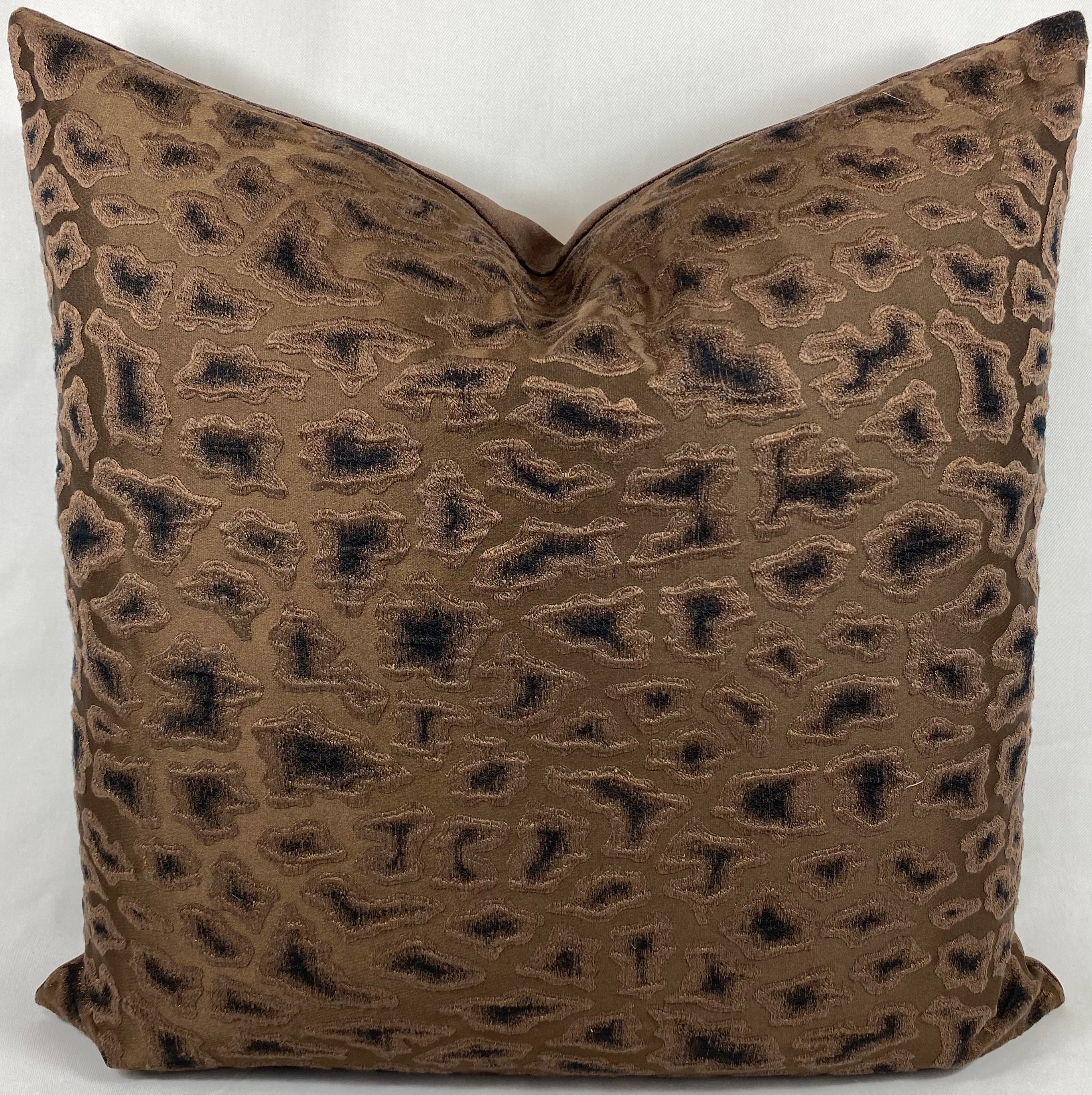 Luxury Pillow – 24" × 24" – Cabenet Chocolate