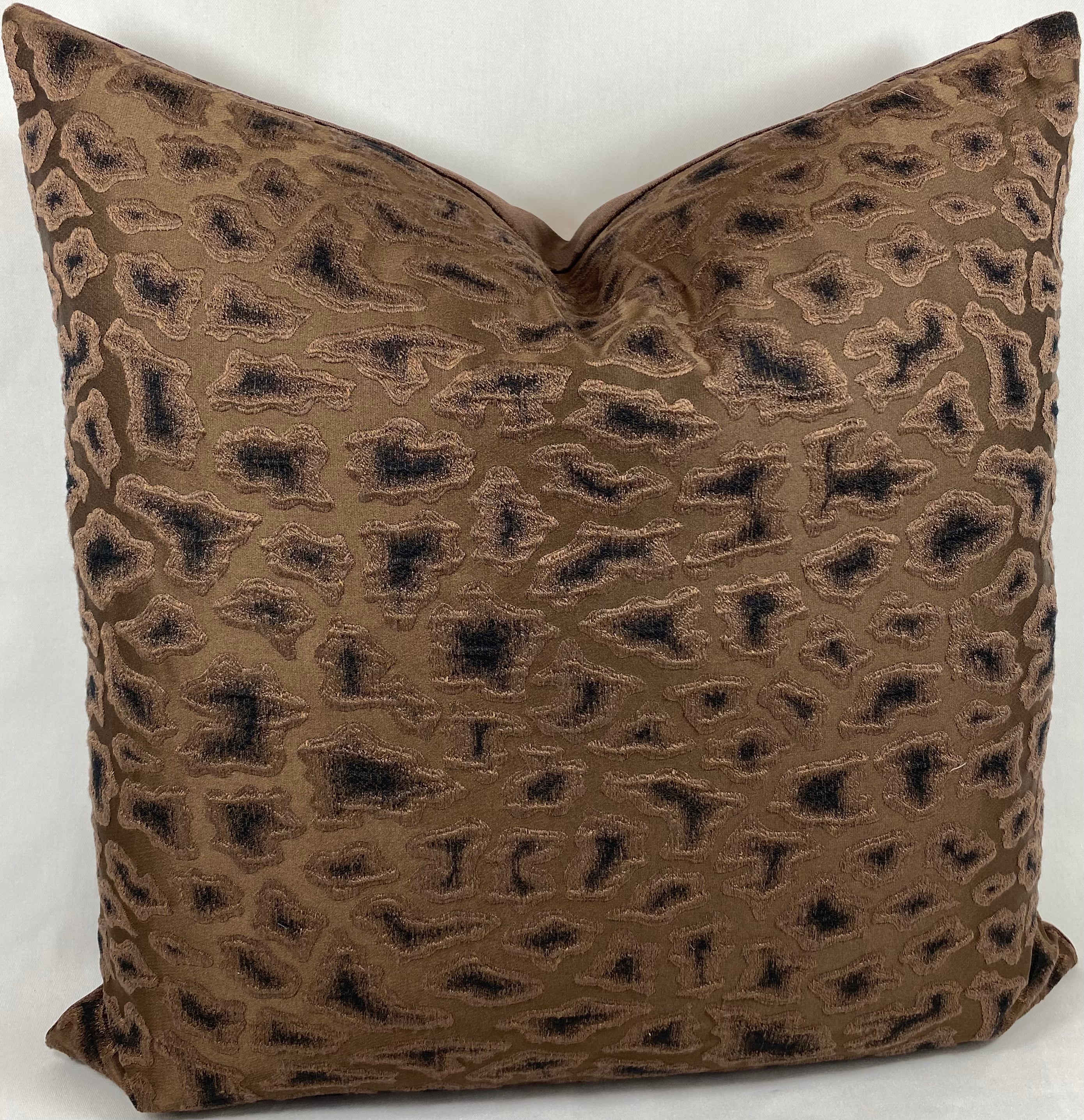 Luxury Pillow – 24" × 24" – Cabenet Chocolate