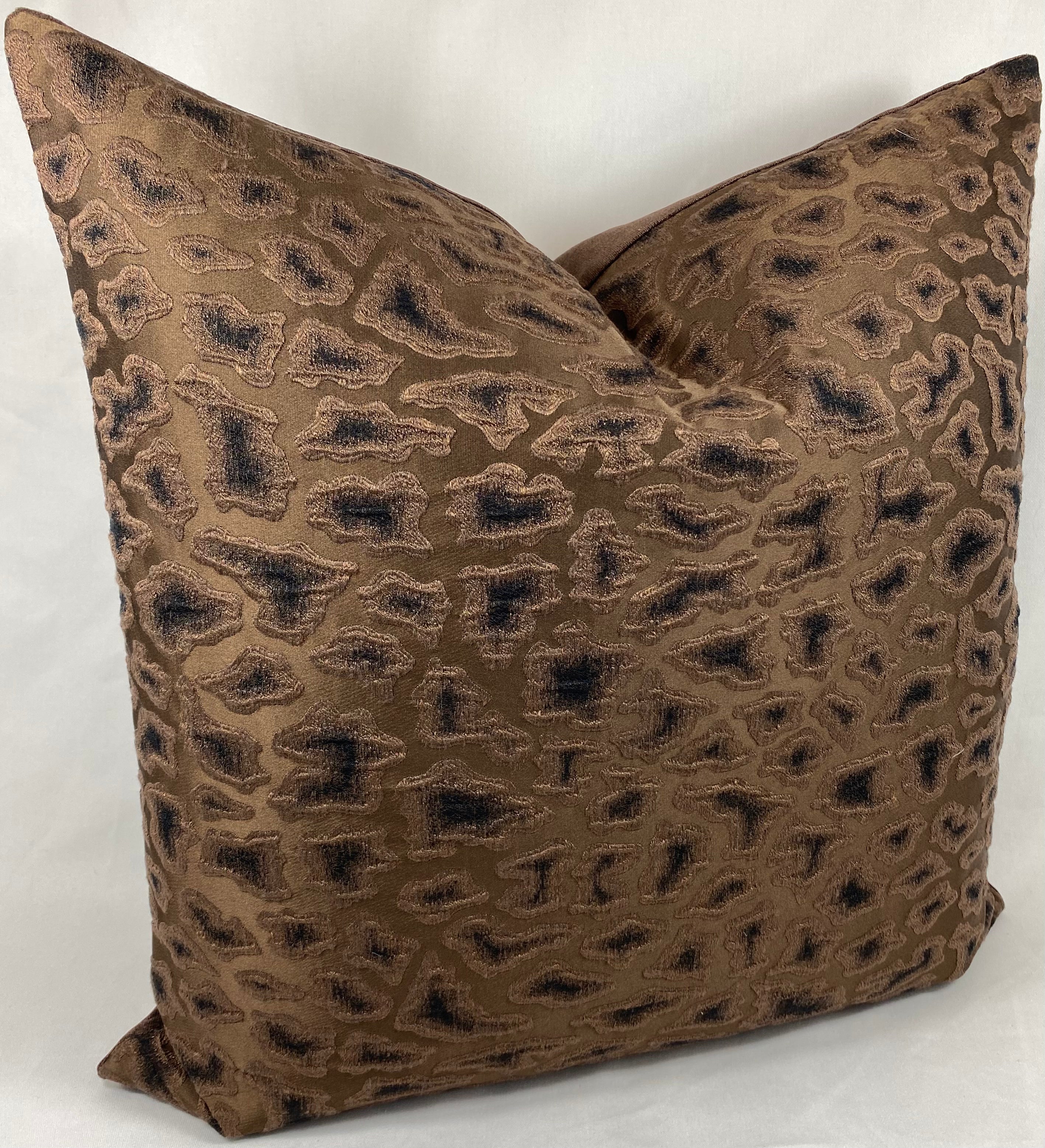 Luxury Pillow – 24" × 24" – Cabenet Chocolate