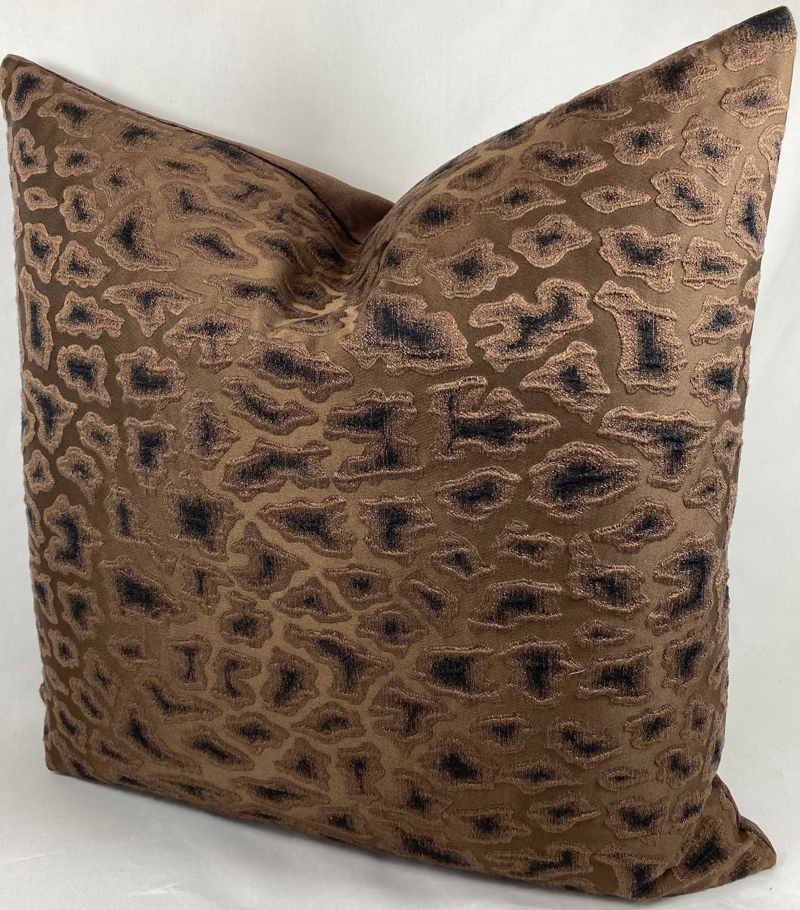 Luxury Pillow – 24" × 24" – Cabenet Chocolate