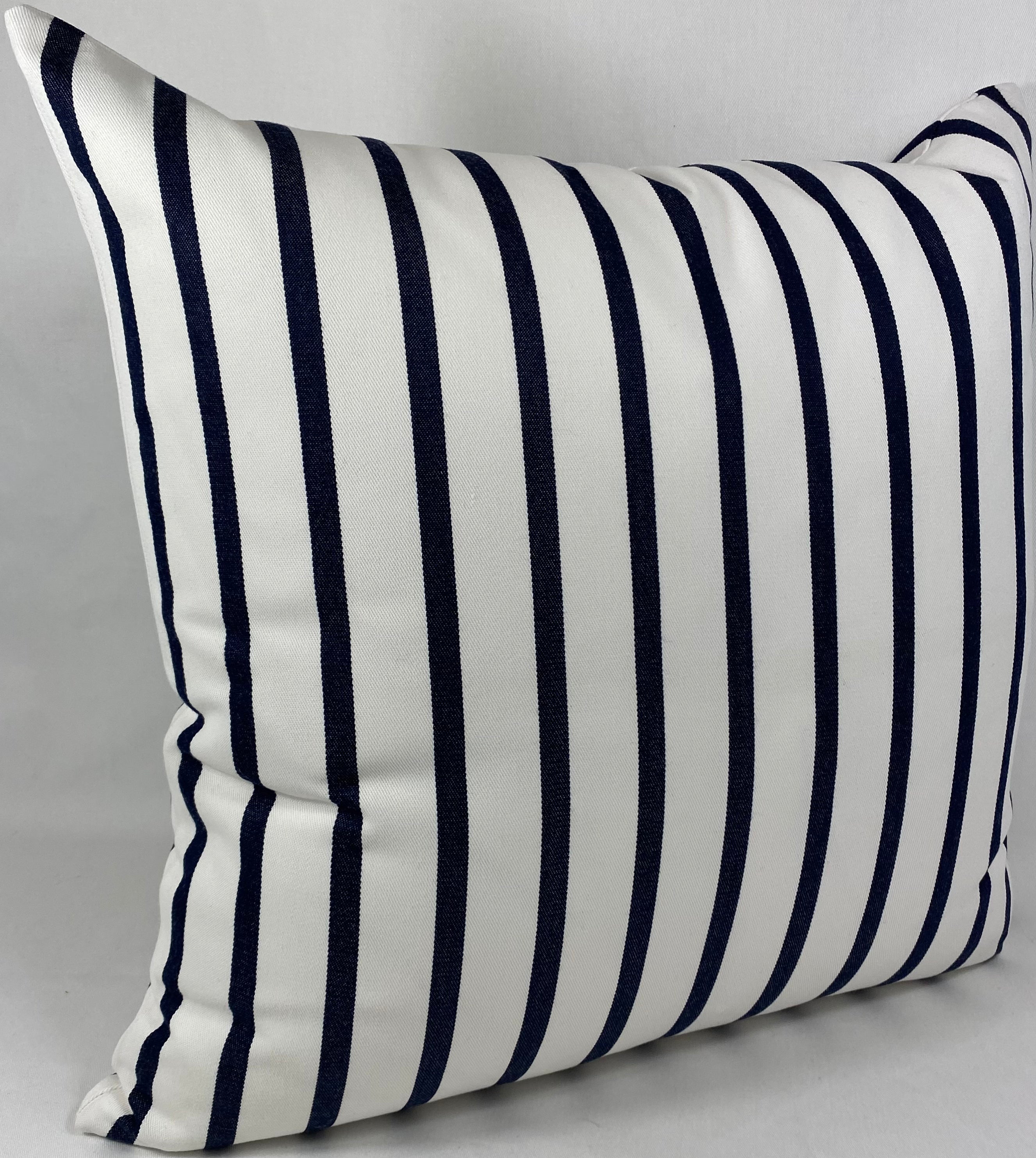 Luxury Pillow – 22" × 22" – Lido