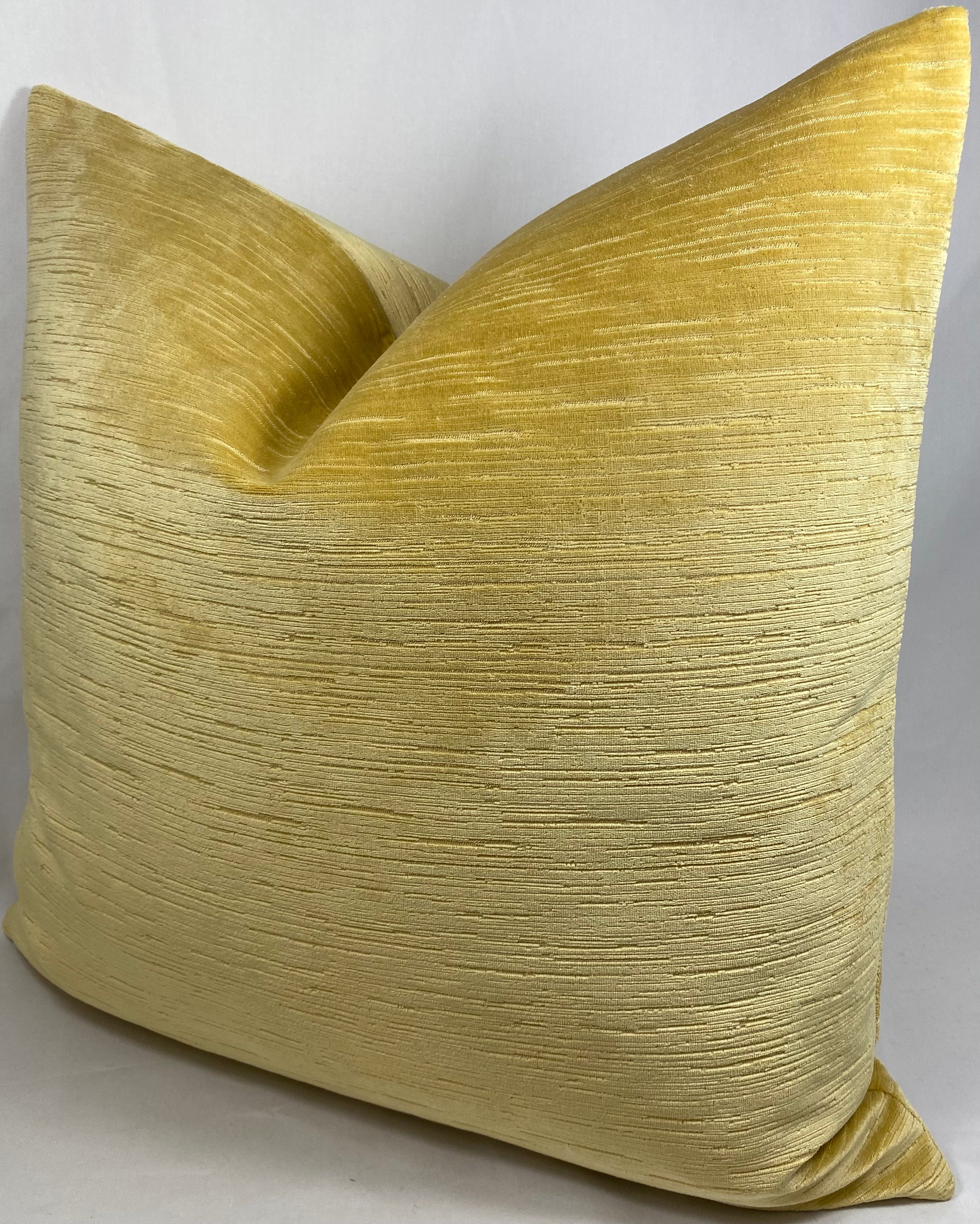 Luxury Pillow – 24" × 24" – Textura Sol