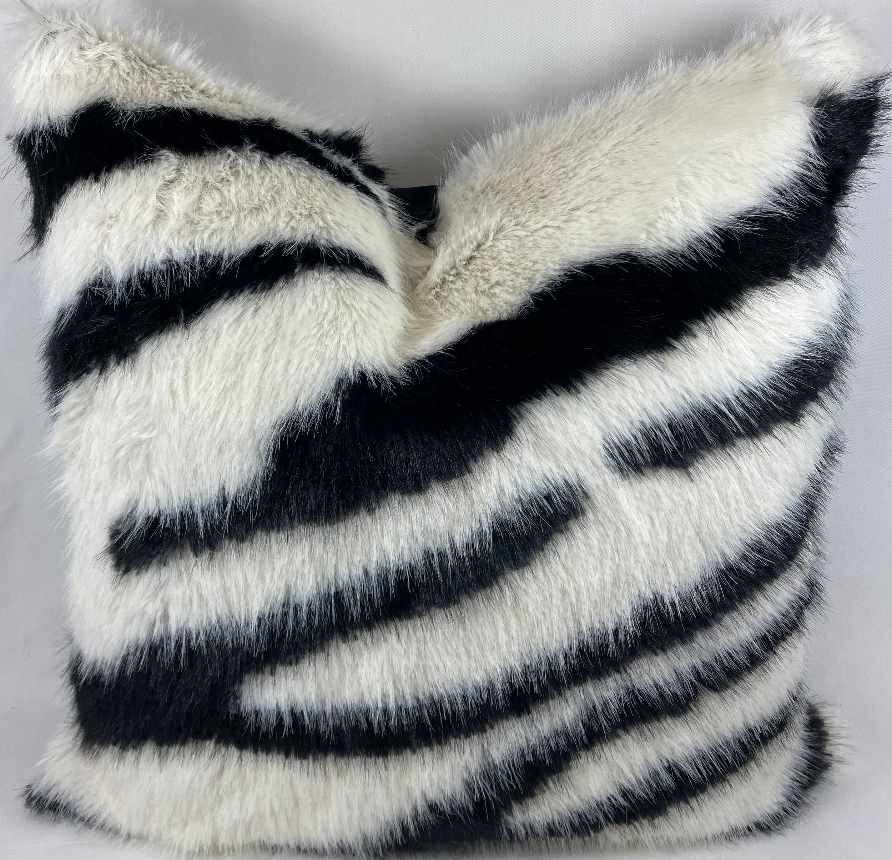 Luxury Pillow – 24" × 24" – Lapa