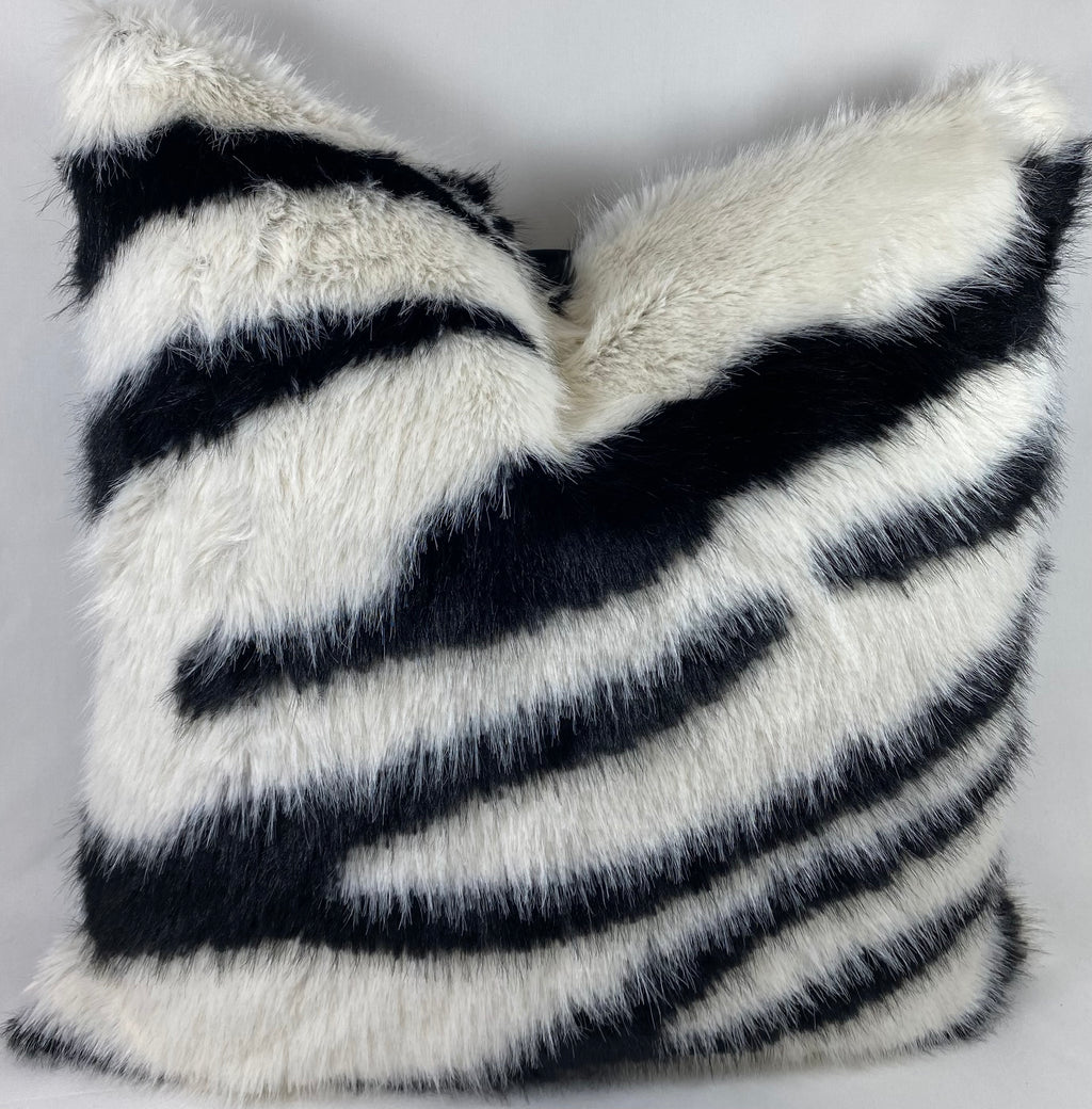 Luxury Pillow – 24" × 24" – Lapa