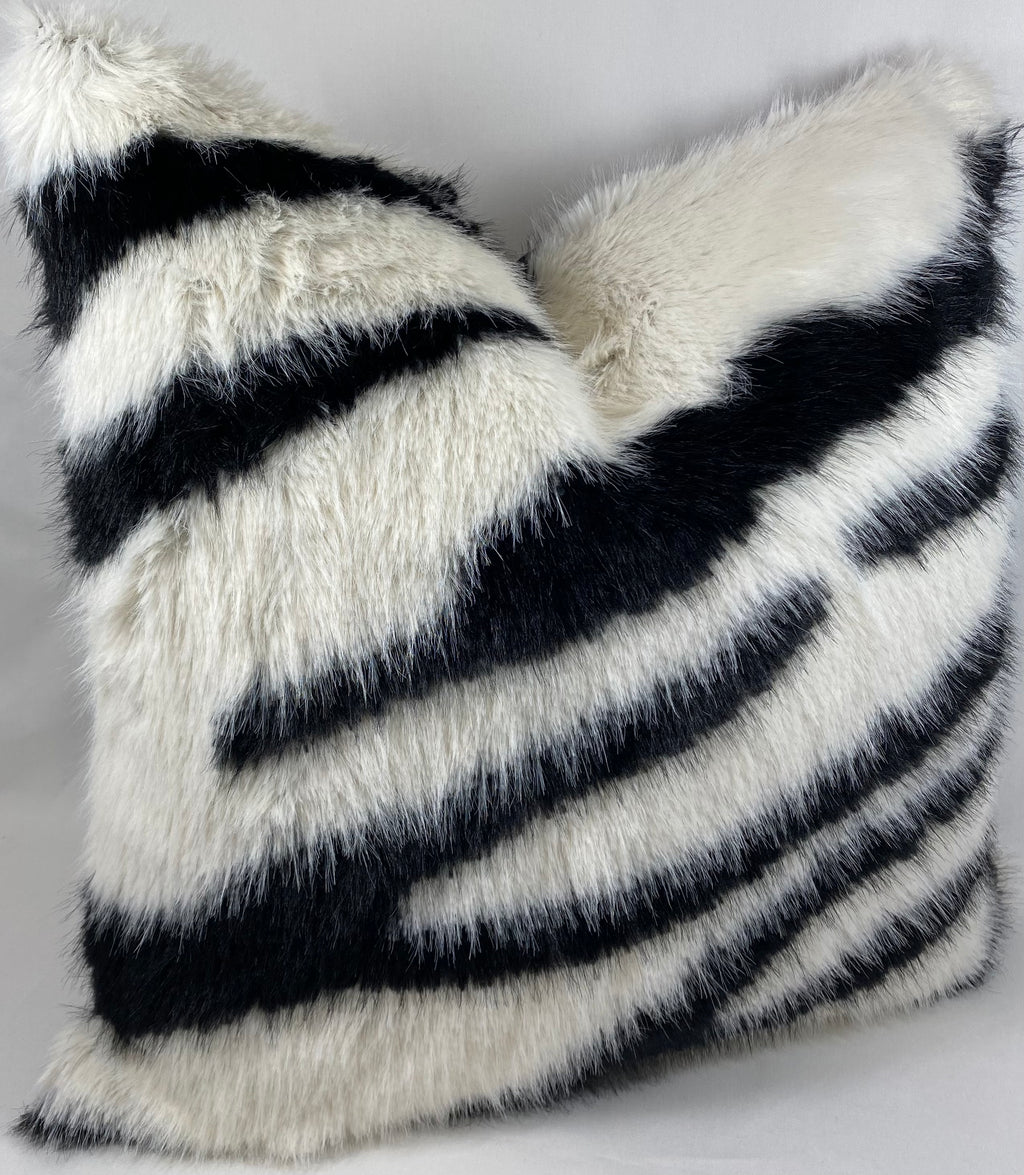 Luxury Pillow – 24" × 24" – Lapa