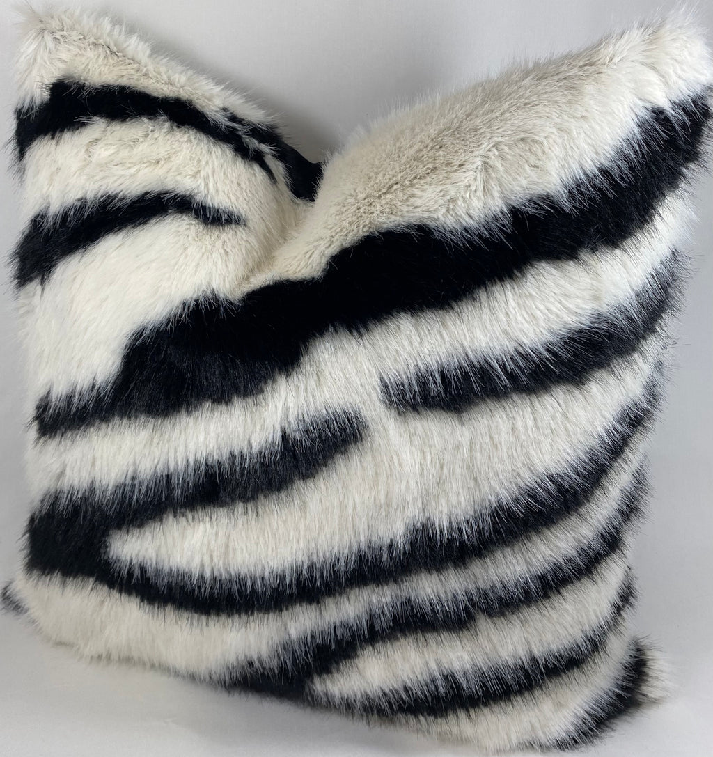 Luxury Pillow – 24" × 24" – Lapa