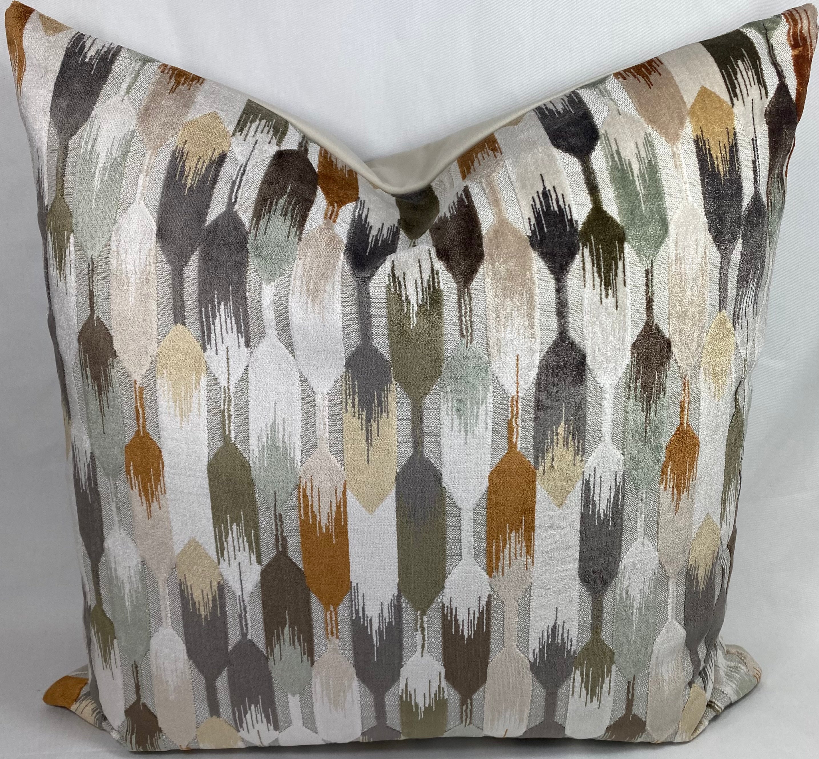 Luxury Pillow – 24" × 24" – Truette
