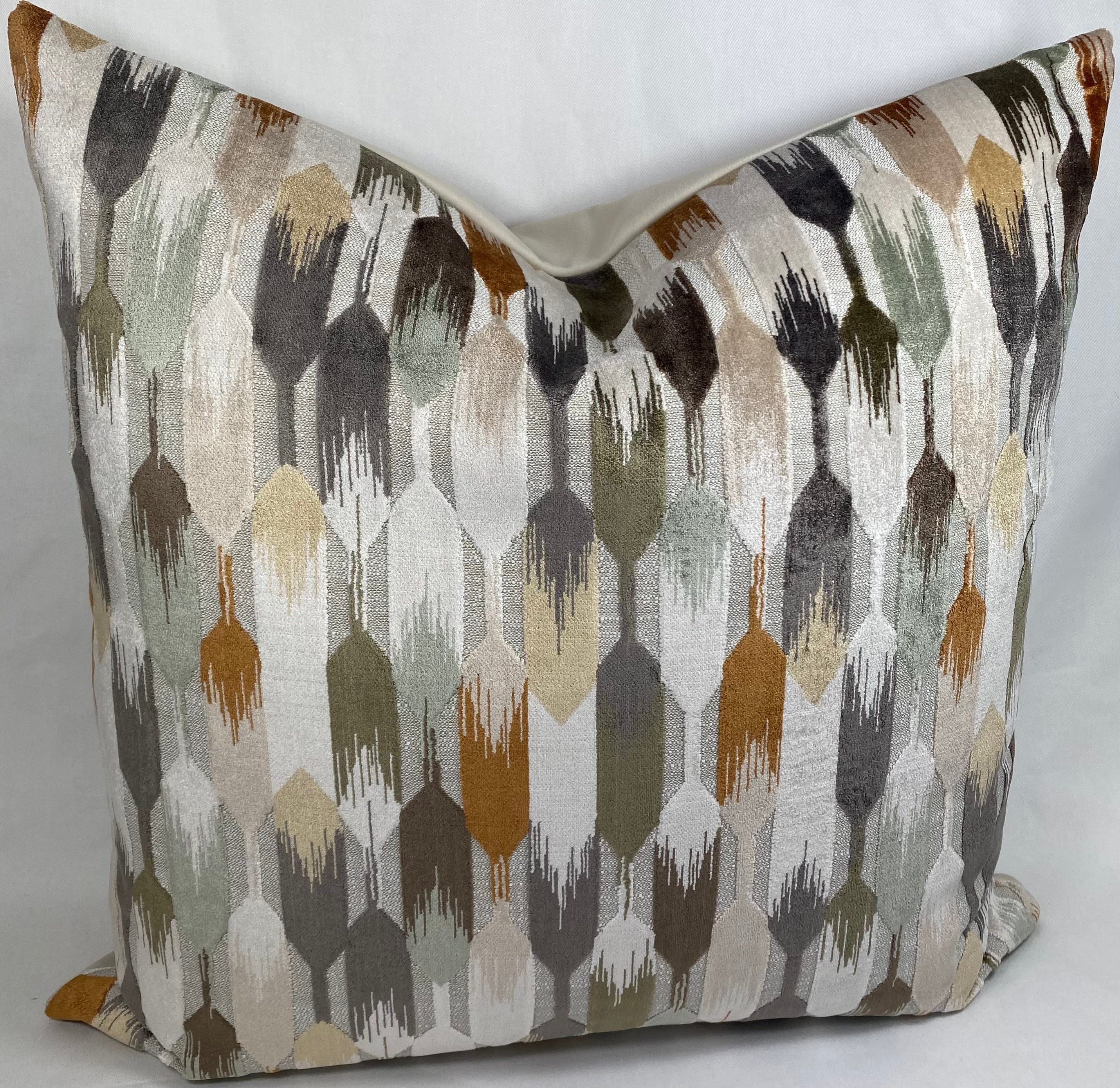 Luxury Pillow – 24" × 24" – Truette