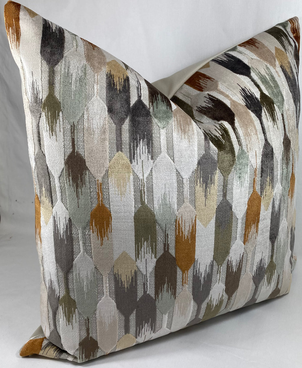 Luxury Pillow – 24" × 24" – Truette