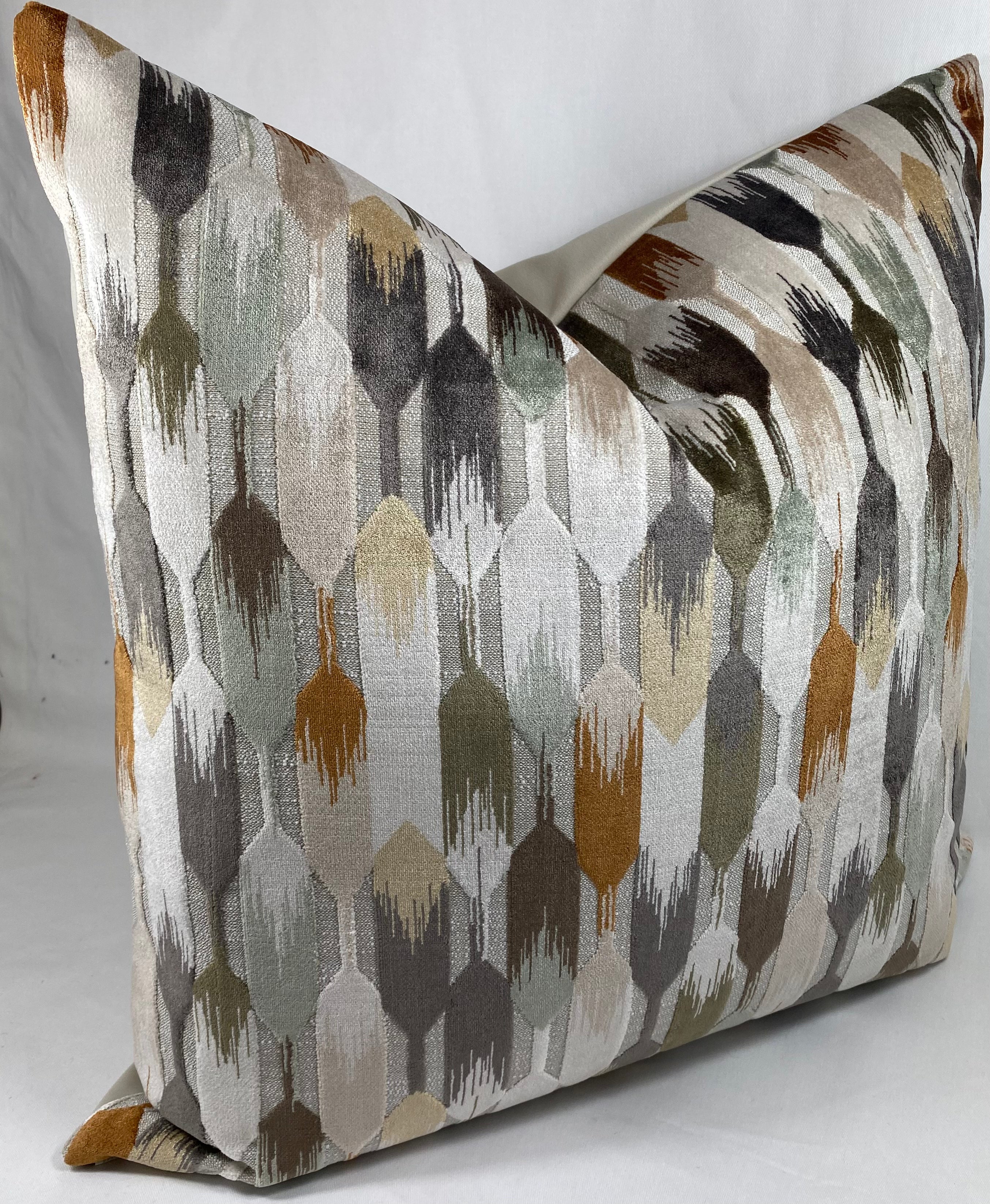 Luxury Pillow – 24" × 24" – Truette