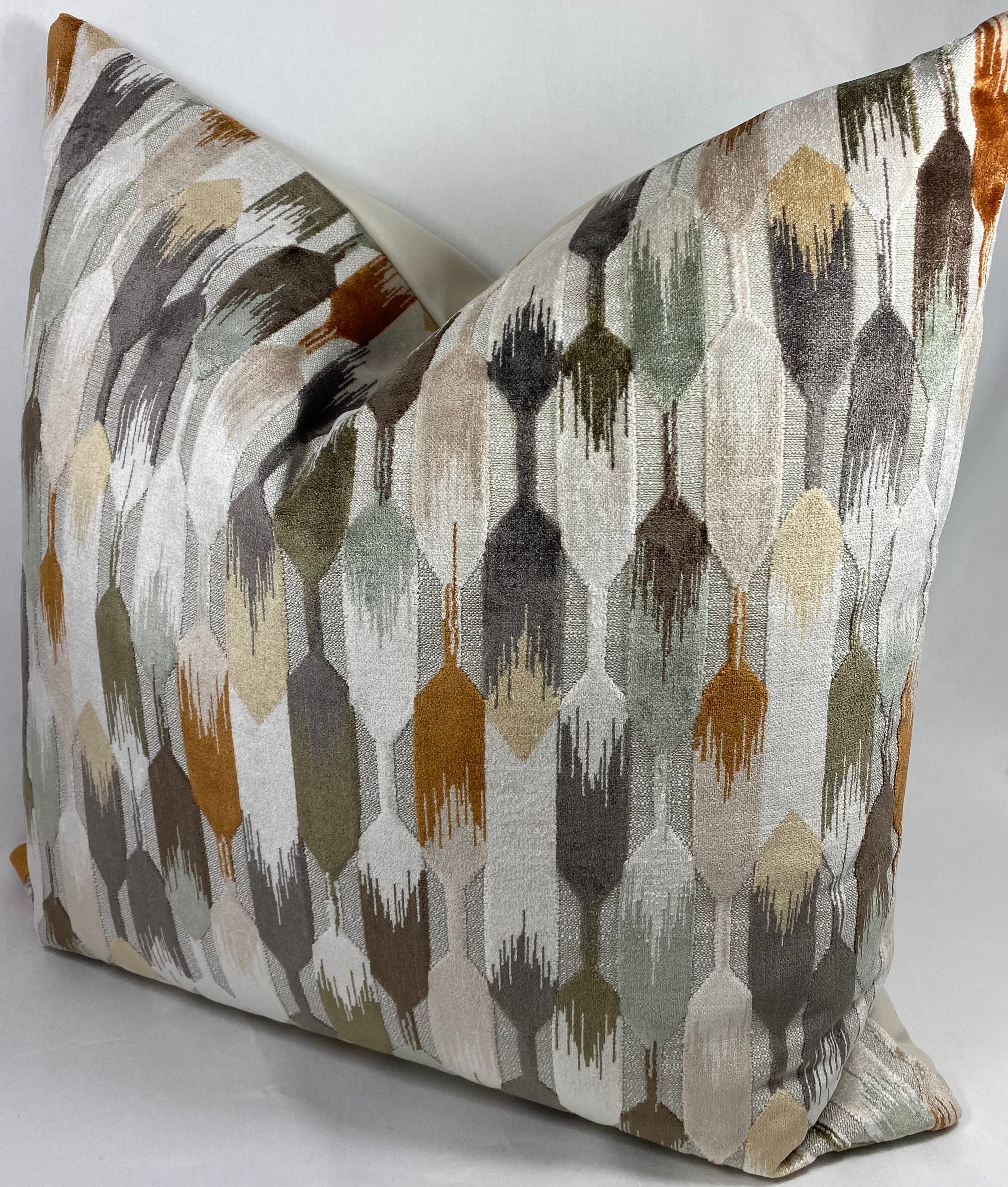 Luxury Pillow – 24" × 24" – Truette